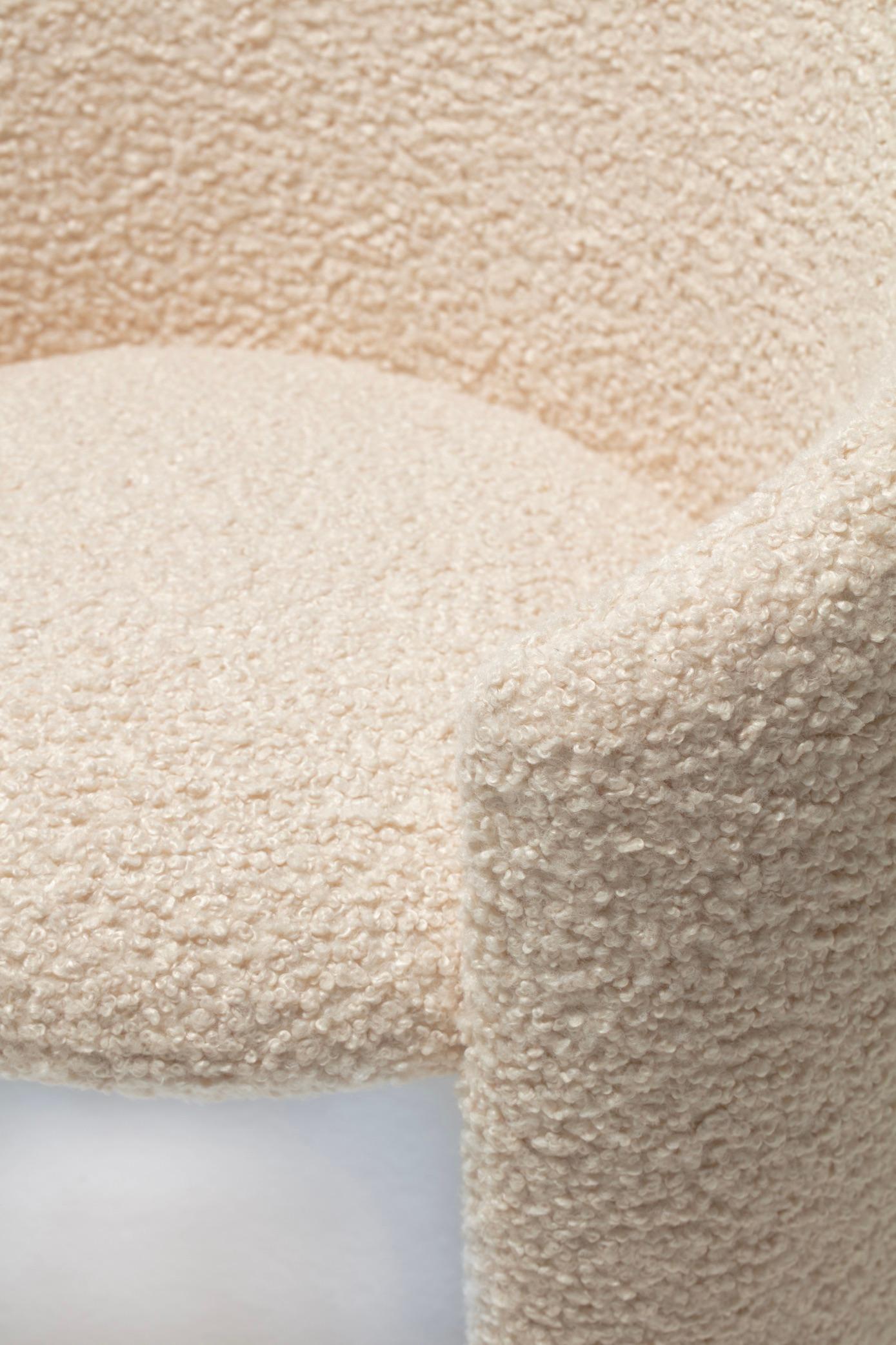 Chaise surréaliste post-moderne à trois pieds en bouclé d'ivoire, circa 1980s en vente 9