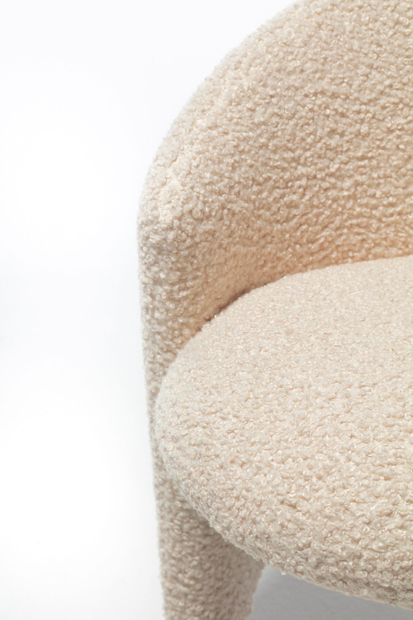Chaise surréaliste post-moderne à trois pieds en bouclé d'ivoire, circa 1980s en vente 10
