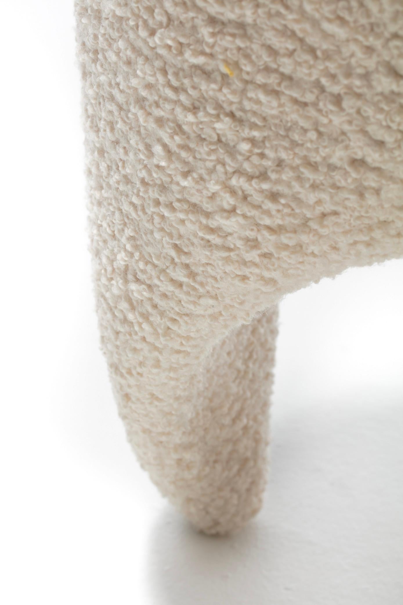 Chaise surréaliste post-moderne à trois pieds en bouclé d'ivoire, circa 1980s en vente 11