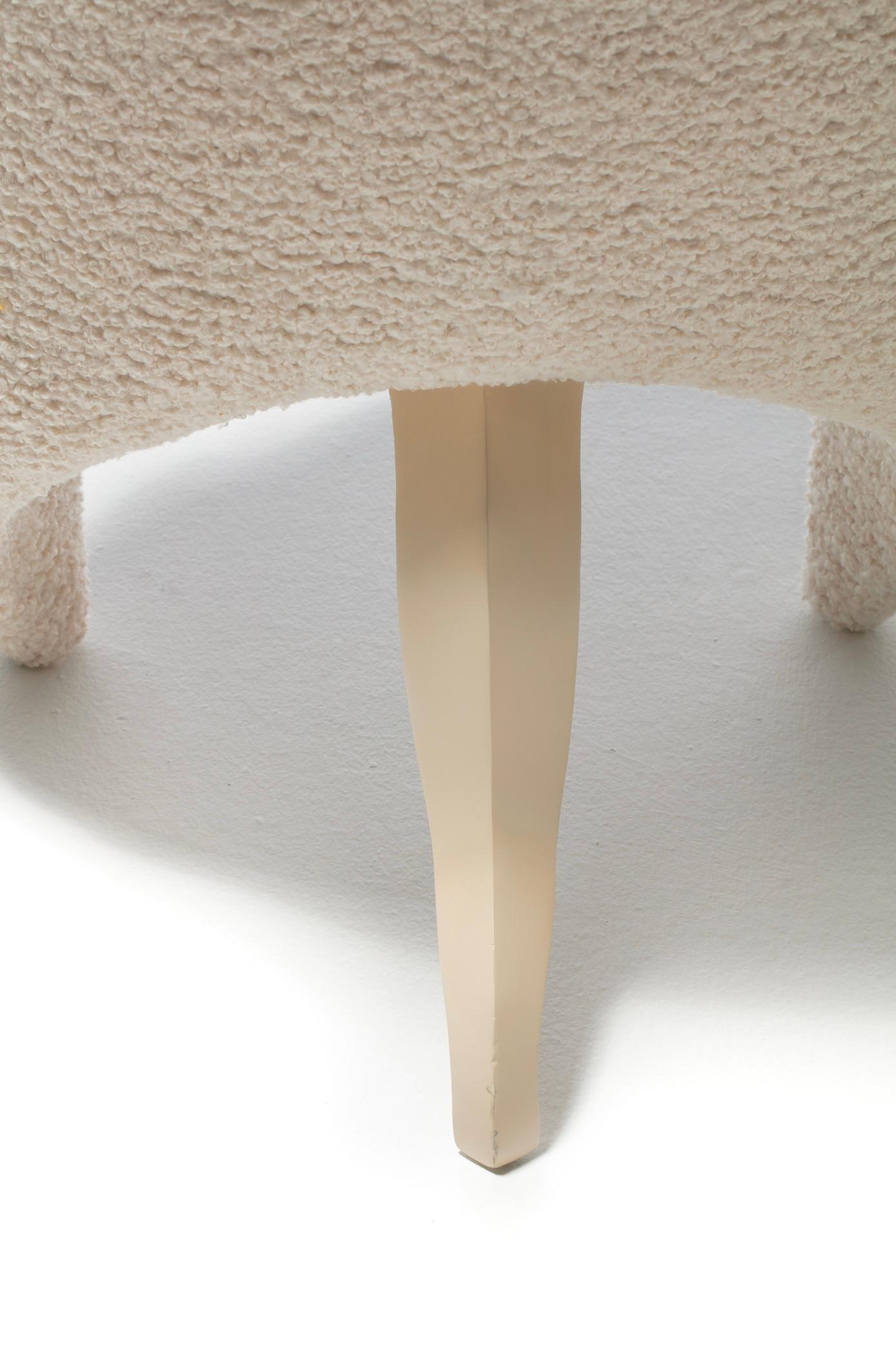 Chaise surréaliste post-moderne à trois pieds en bouclé d'ivoire, circa 1980s en vente 12