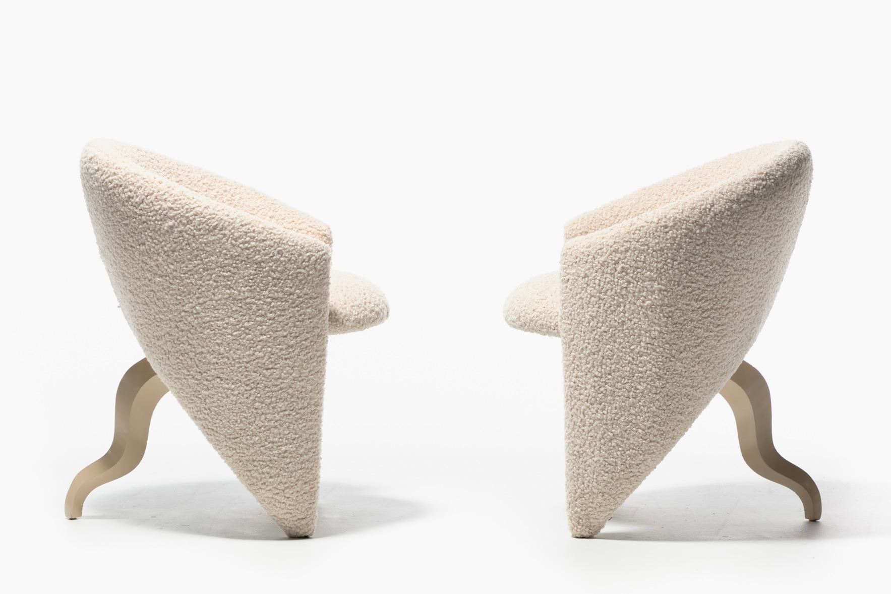 Américain Chaise surréaliste post-moderne à trois pieds en bouclé d'ivoire, circa 1980s en vente