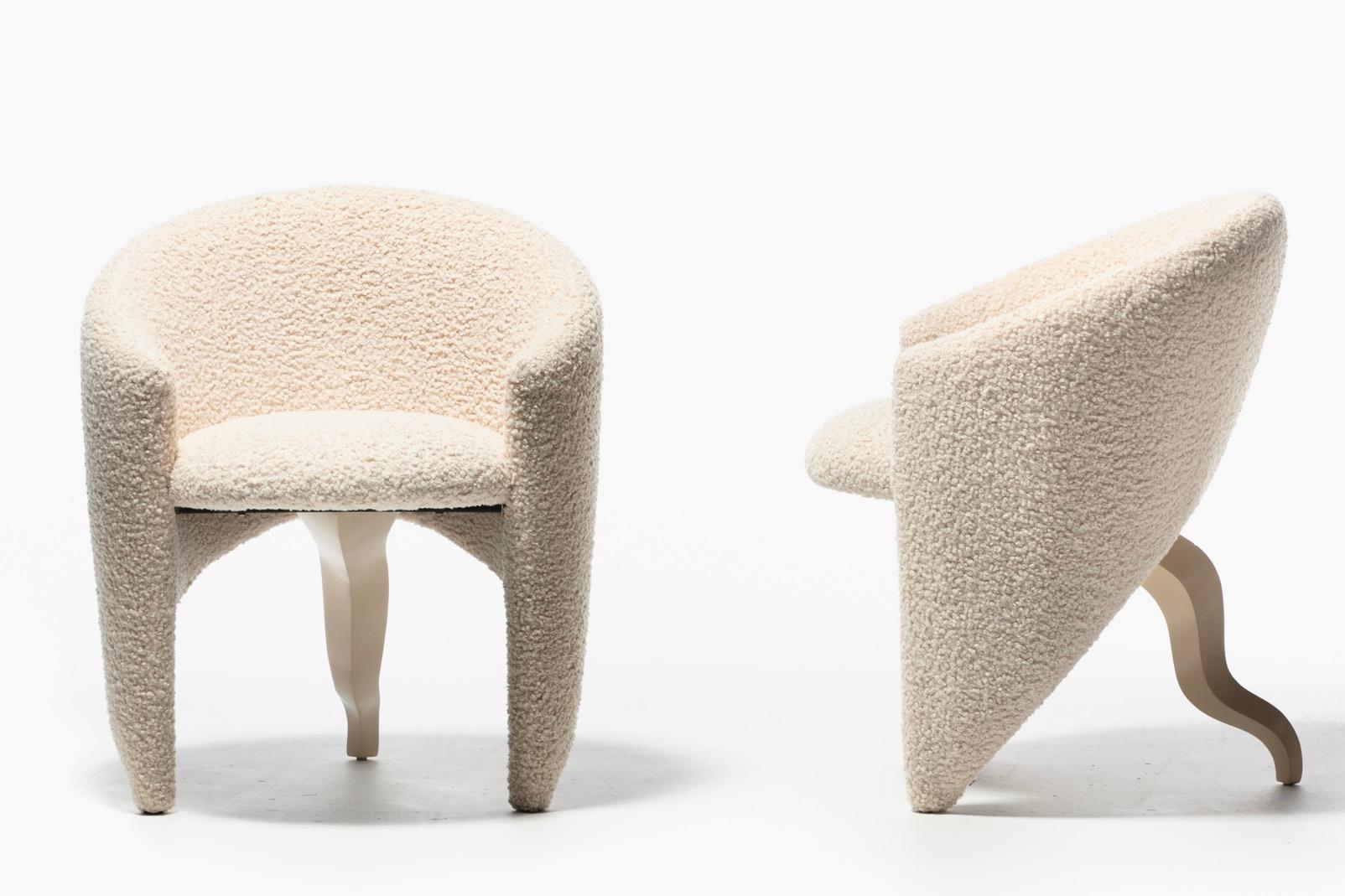 Chaise surréaliste post-moderne à trois pieds en bouclé d'ivoire, circa 1980s Bon état - En vente à Saint Louis, MO