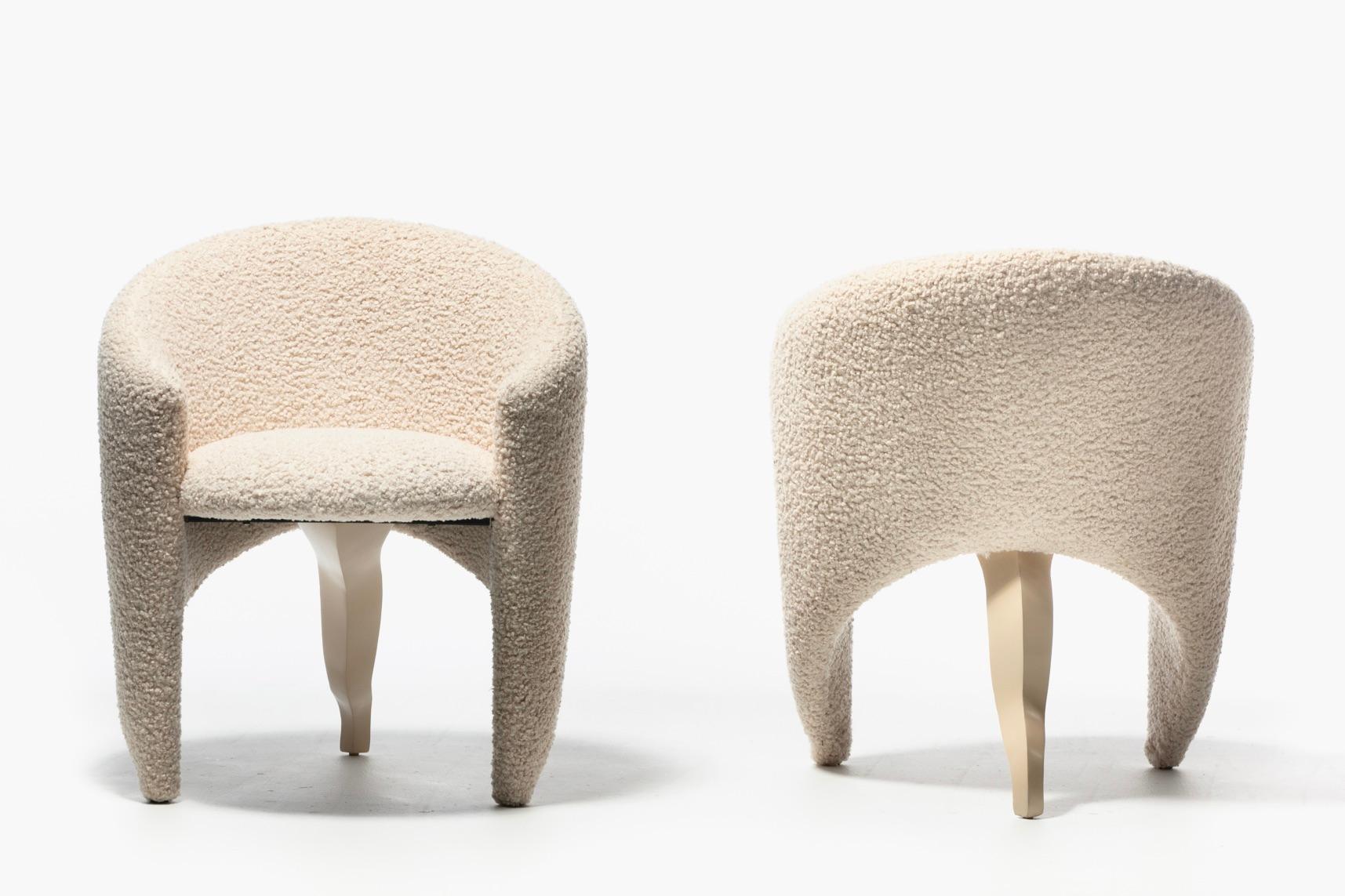 20ième siècle Chaise surréaliste post-moderne à trois pieds en bouclé d'ivoire, circa 1980s en vente