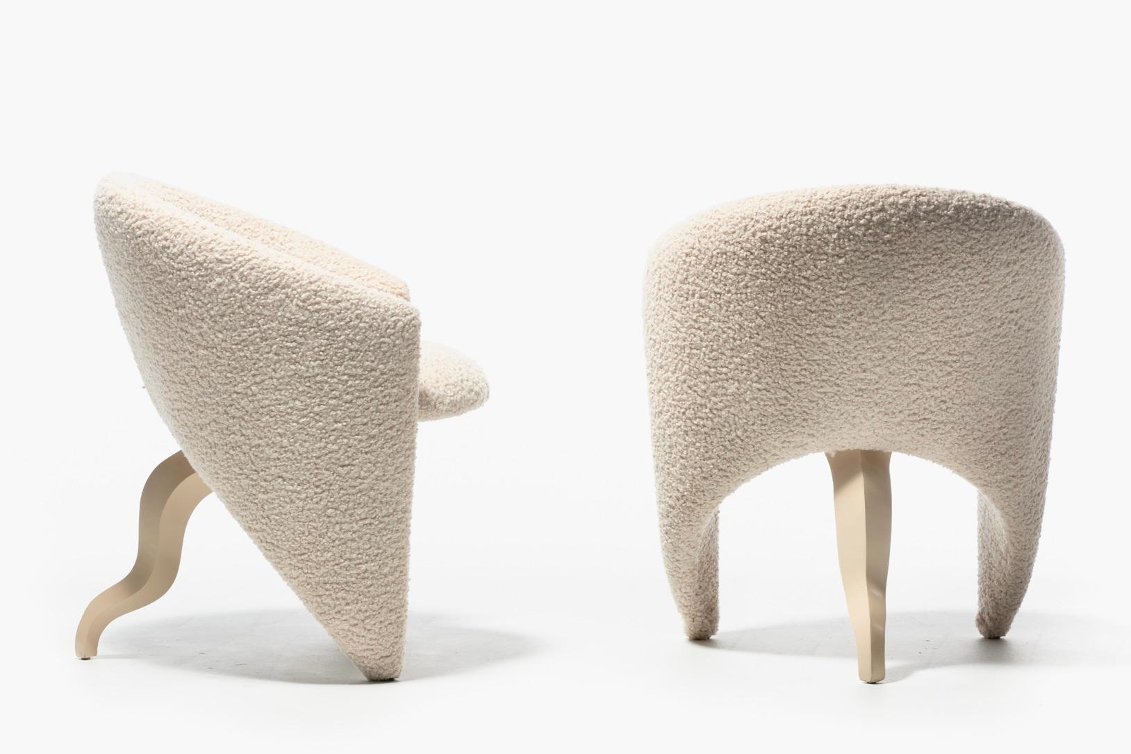 Bouclé Chaise surréaliste post-moderne à trois pieds en bouclé d'ivoire, circa 1980s en vente