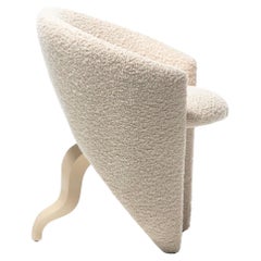 Silla Surrealista Postmoderna de Tres Patas en Bouclé Marfil, circa 1980s