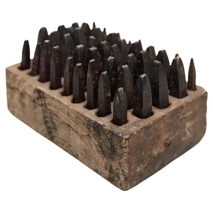 Scultura surrealista Objet Trouve, incisione a punzone di Vastian