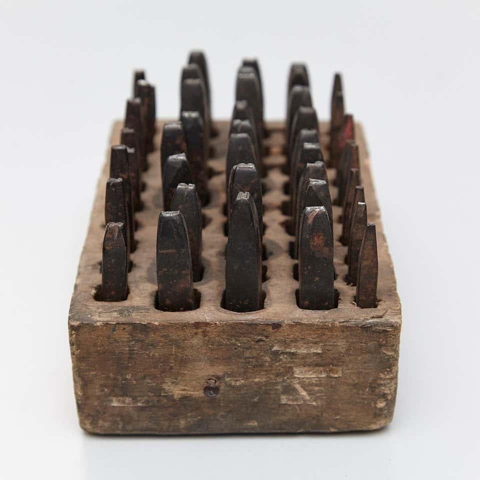 Scultura surrealista, incisione a punzone di Adrian  Ferro e Wood  2017.