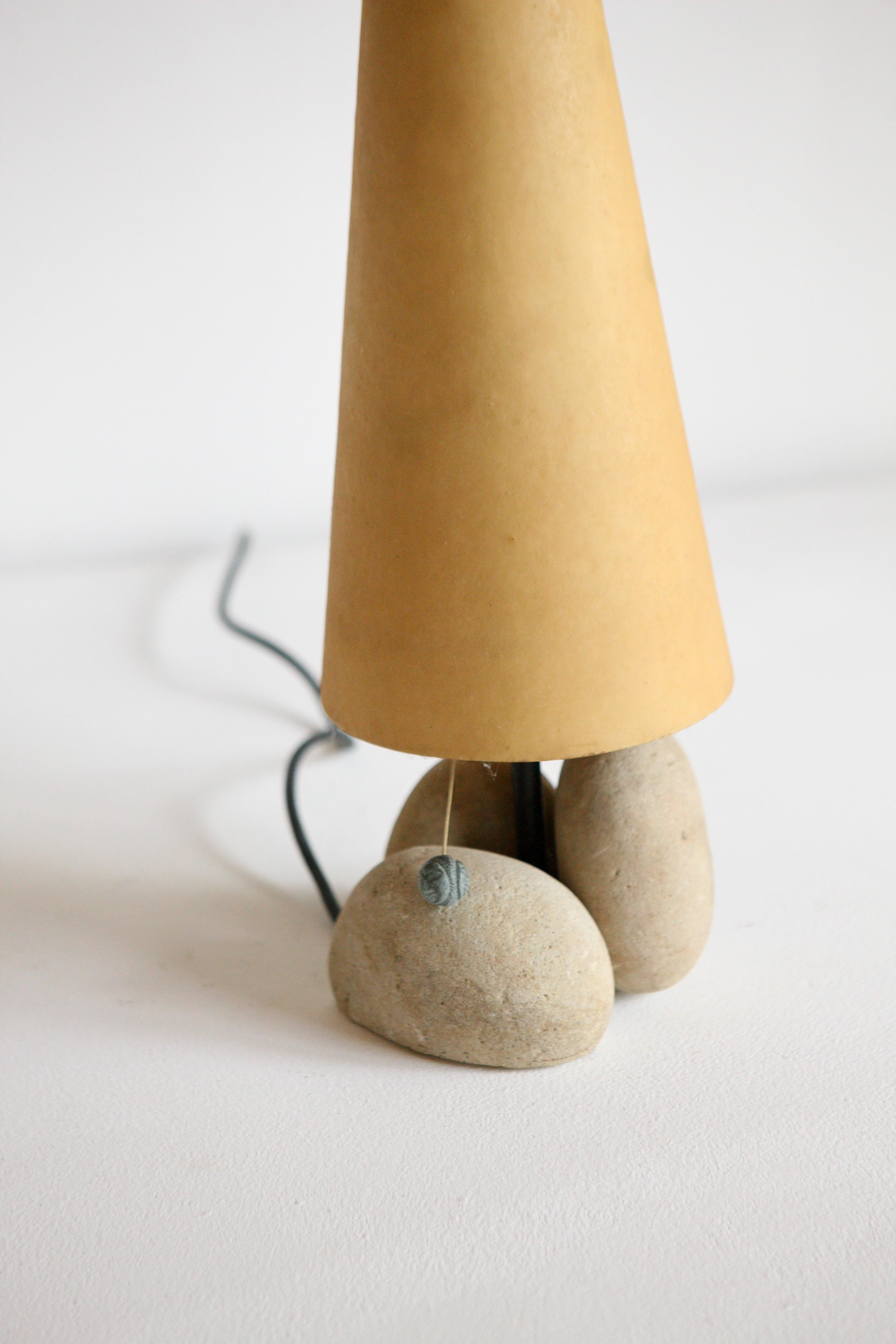 Espagnol Lampe de table surréaliste en pierre et résine