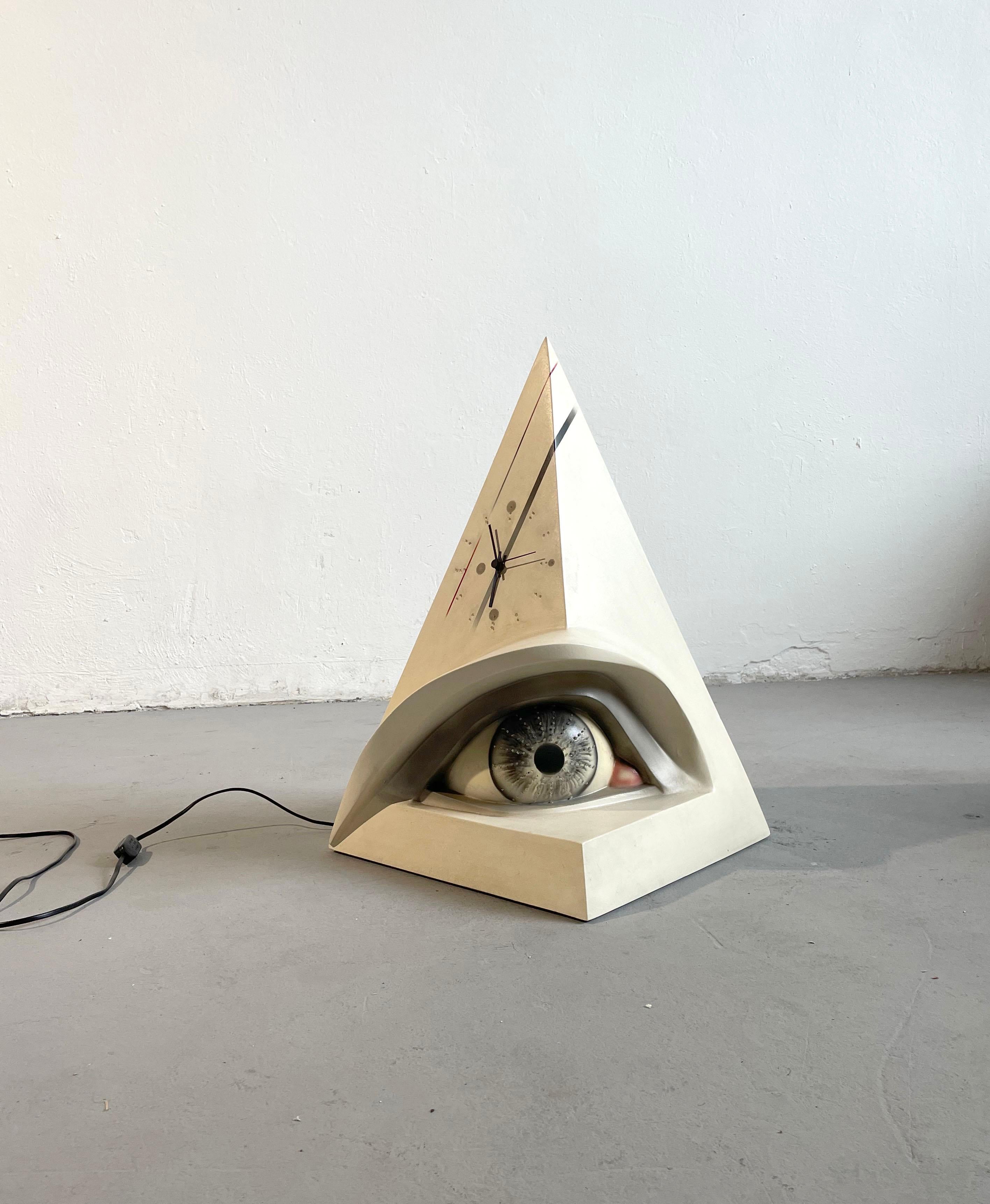 Very rare surrealist pyramid-shaped table clock and decorative sculptural piece designed and manufactured by Atelier Sommarti, Bruxelles Belgium 1980s - 1990s

Made of fiberglass and polyester, signed

The clock has a battery-operated mechanism,