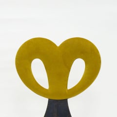 Silla surrealista italiana de los años 40 de madera y terciopelo amarillo