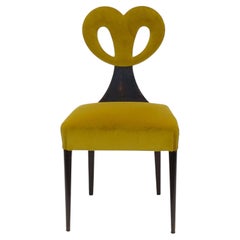 Silla surrealista italiana de los años 40 de madera y terciopelo amarillo