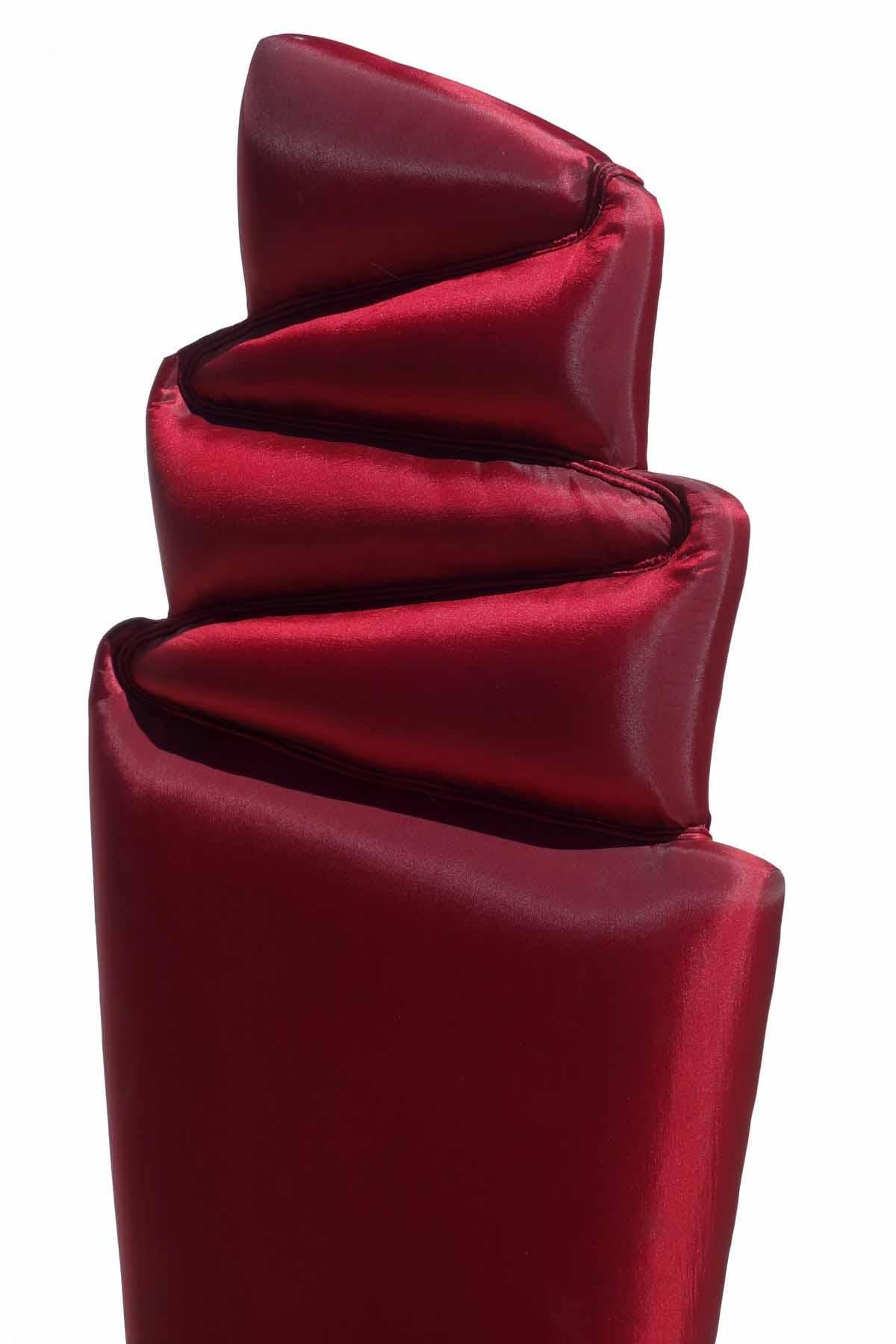 realistisches modernes Paar Stühle in Gold und Rot im Angebot 1