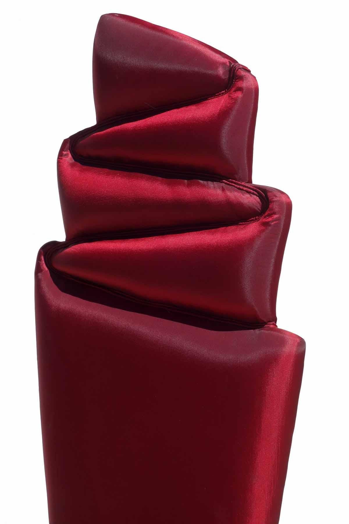 Pareja de sillas surrealistas modernas doradas y rojas en venta 1