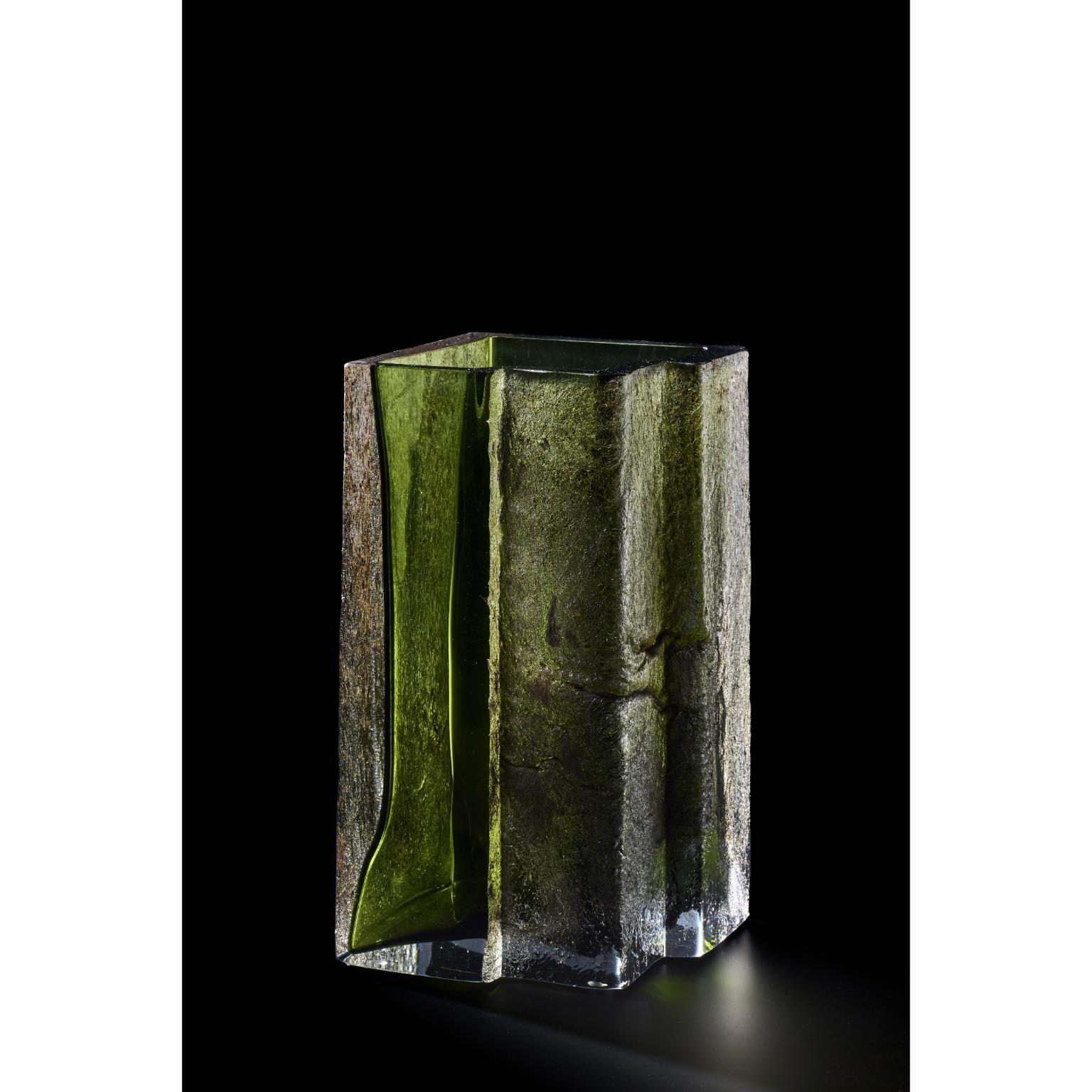 Surrounded by Green Vase by Paolo Marcolongo
Dimensions: D 31 x W 16.4 x H 16.2 cm 
Materials: Murano Glass and Iron. 


Paolo Marcolongo was born in Padua in 1956, he attended the Art High School 