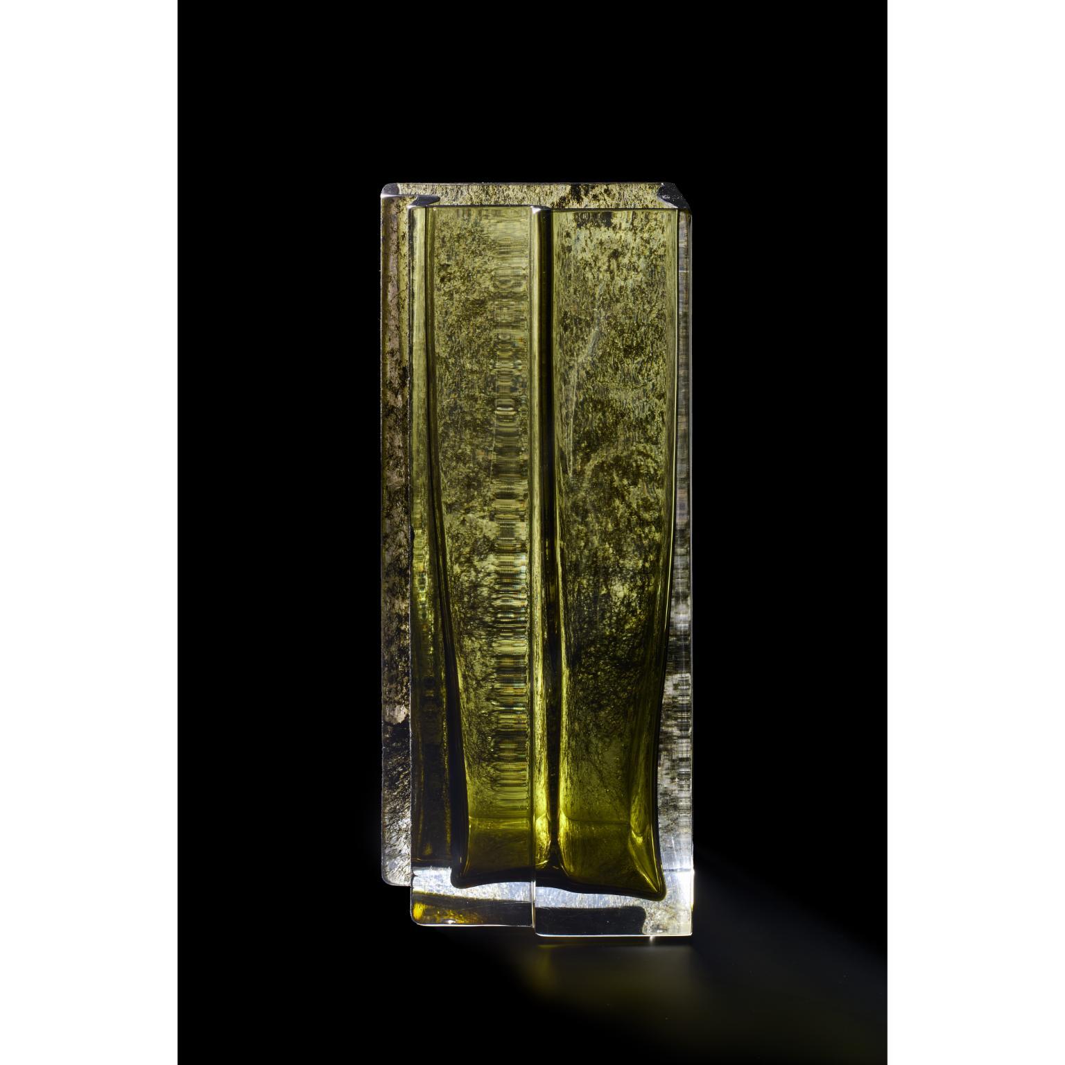 Vaso circondato da Greene & Greene di Paolo Marcolongo
Dimensioni: D 38,3 x L 16,5 x H 16,4 cm 
Materiali: Vetro di Murano e ferro. 


Paolo Marcolongo è nato a Padova nel 1956, ha frequentato il Liceo Artistico 