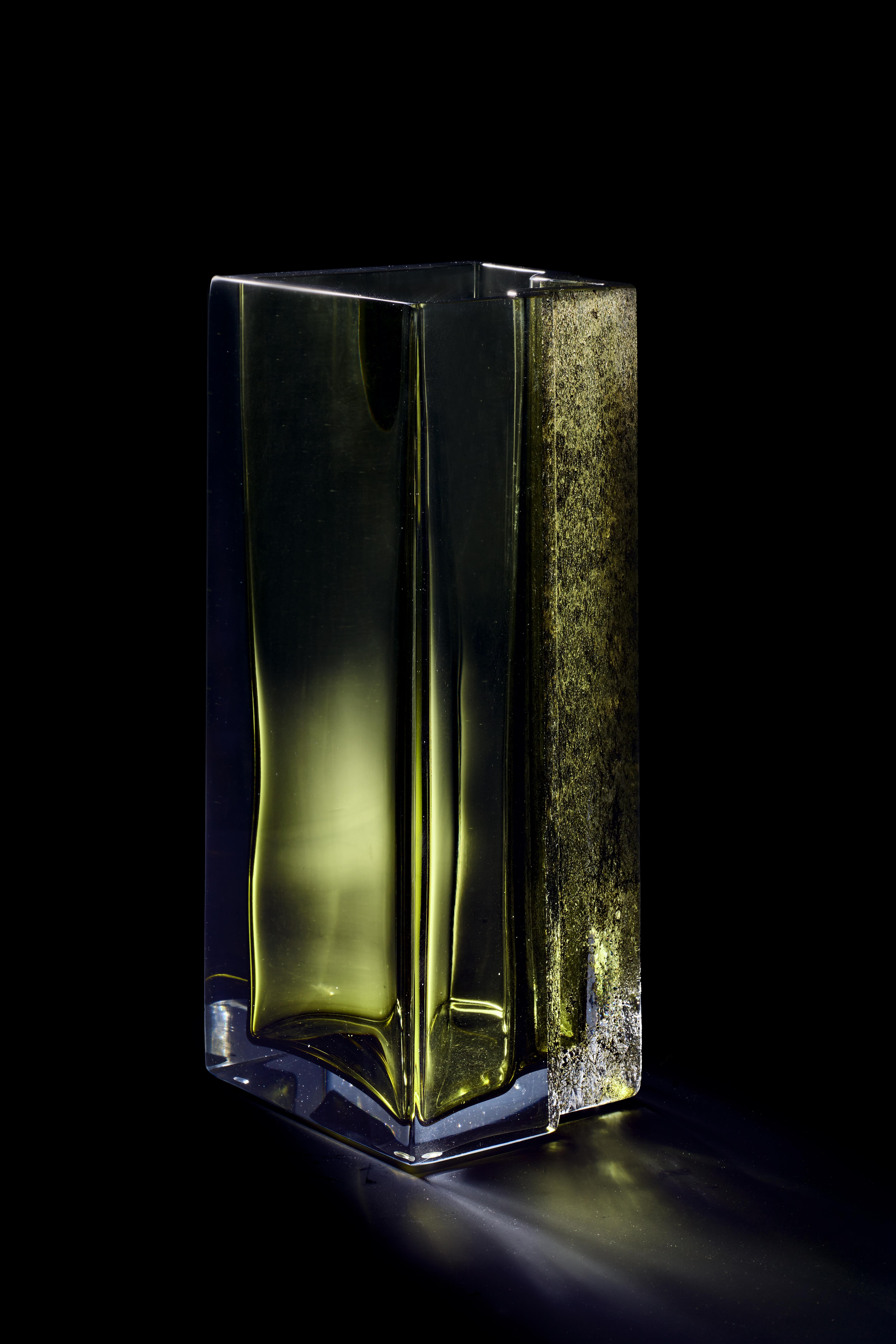 Vaso circondato da Greene & Greene di Paolo Marcolongo
Dimensioni: D 38,3 x L 16,6 x H 15,8 cm 
Materiali: Vetro di Murano e ferro. 


Paolo Marcolongo è nato a Padova nel 1956, ha frequentato il Liceo Artistico 