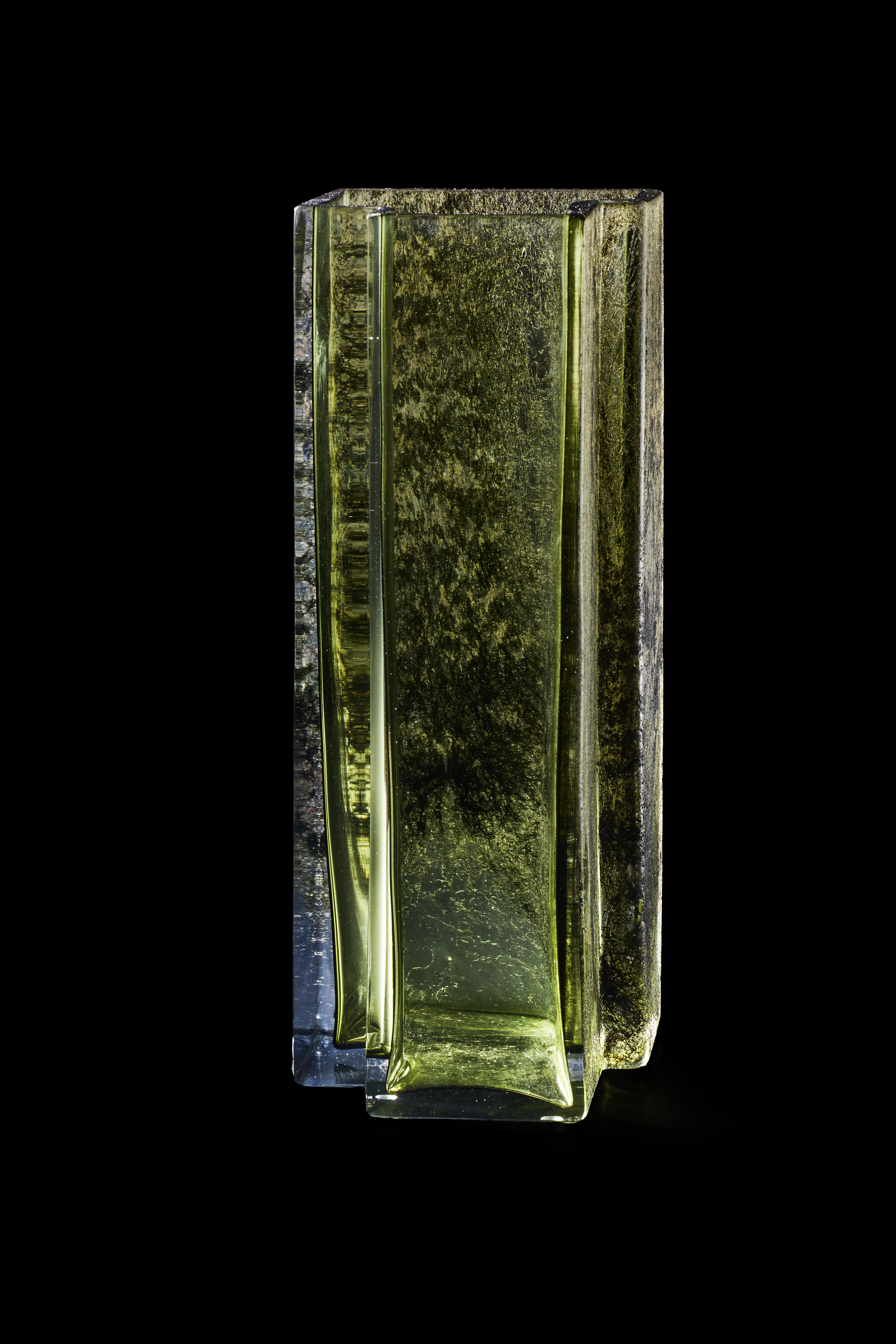 Vaso circondato da Greene & Greene di Paolo Marcolongo
Dimensioni: D 42 x L 16,3 x H 16,3 cm 
Materiali: Vetro di Murano e ferro. 


Paolo Marcolongo è nato a Padova nel 1956, ha frequentato il Liceo Artistico 