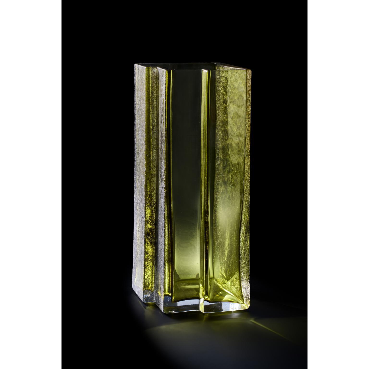 Vaso circondato da Greene & Greene di Paolo Marcolongo
Dimensioni: D 42,3 x L 16,5 x H 16,4 cm 
Materiali: Vetro di Murano e ferro. 


Paolo Marcolongo è nato a Padova nel 1956, ha frequentato il Liceo Artistico 