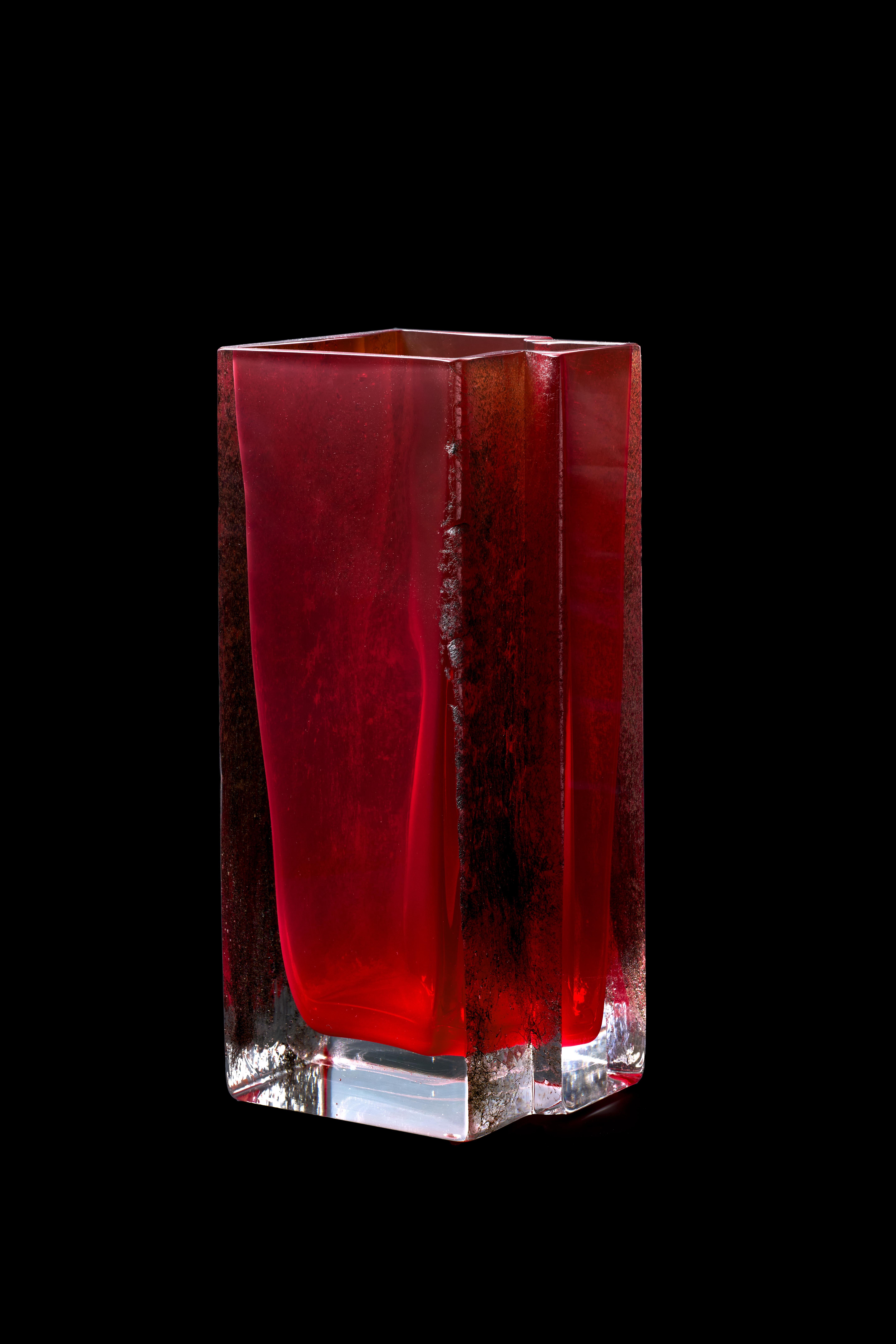 Umgeben von roter Vase von Paolo Marcolongo
Abmessungen: T 38,8 x B 16,7 x H 16,2 cm 
MATERIALIEN: Murano-Glas und Eisen. 


Paolo Marcolongo wurde 1956 in Padua geboren, er besuchte das Kunstgymnasium 