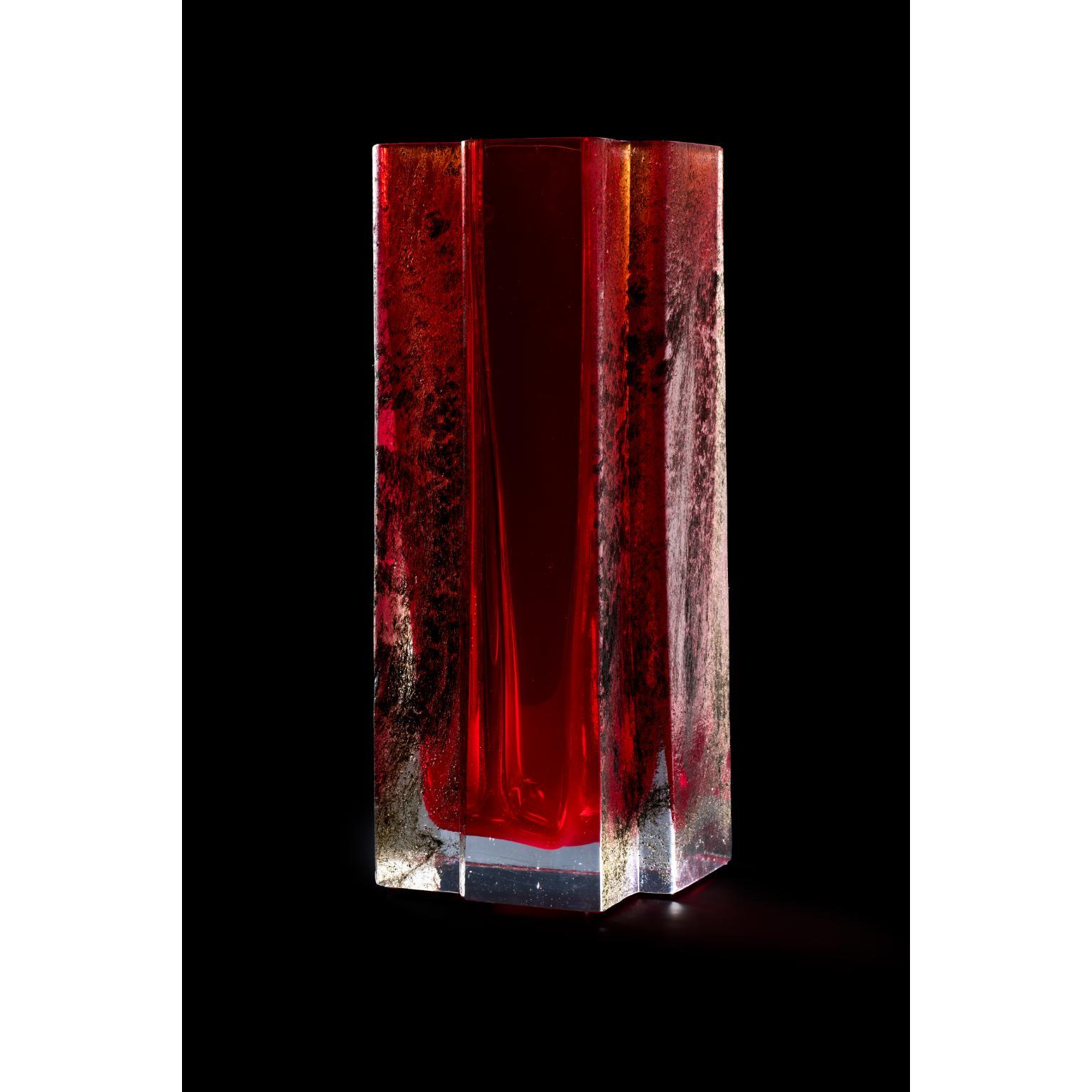 Umgeben von roter Vase von Paolo Marcolongo (Postmoderne) im Angebot