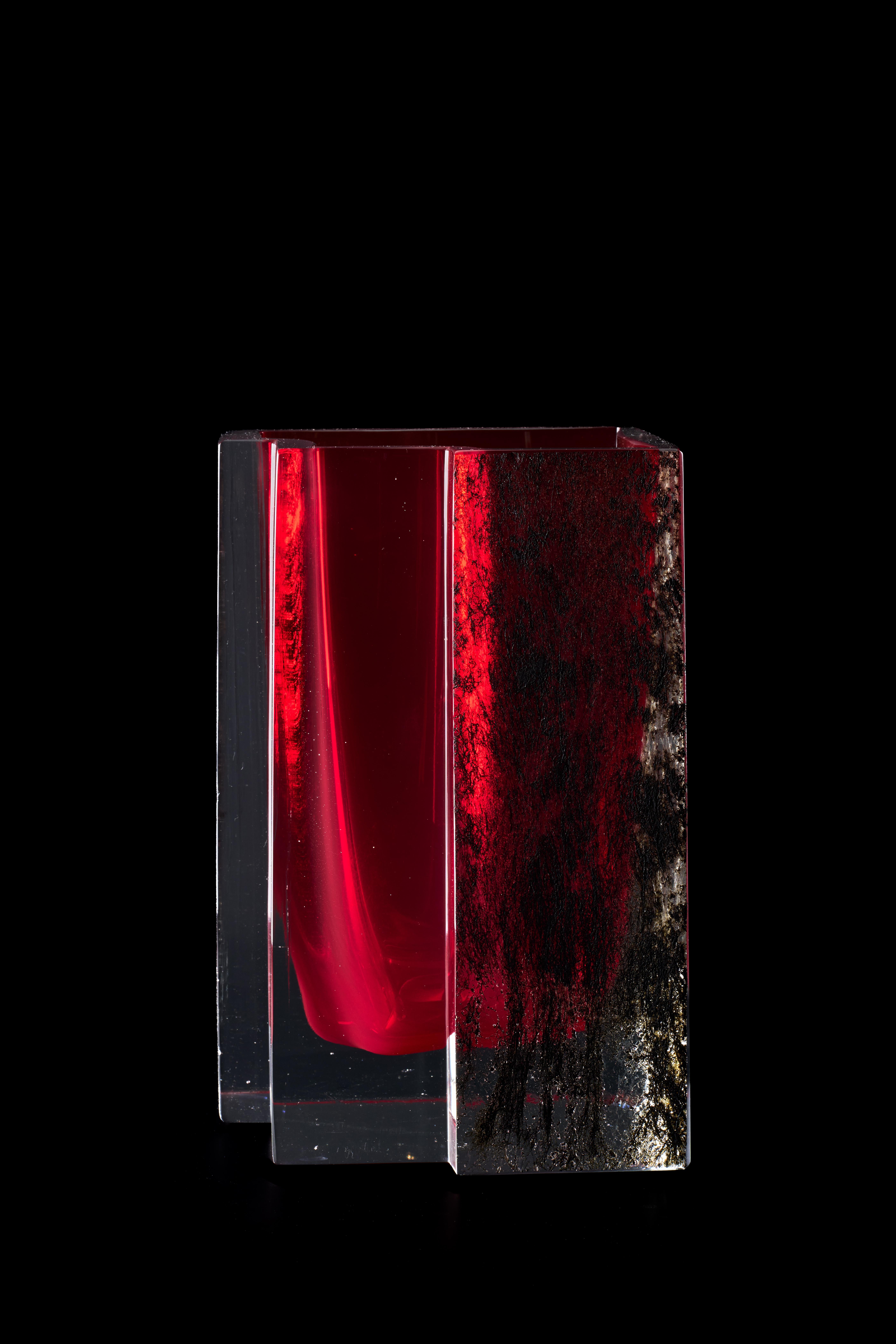 Umgeben von roter Vase von Paolo Marcolongo (Italienisch) im Angebot