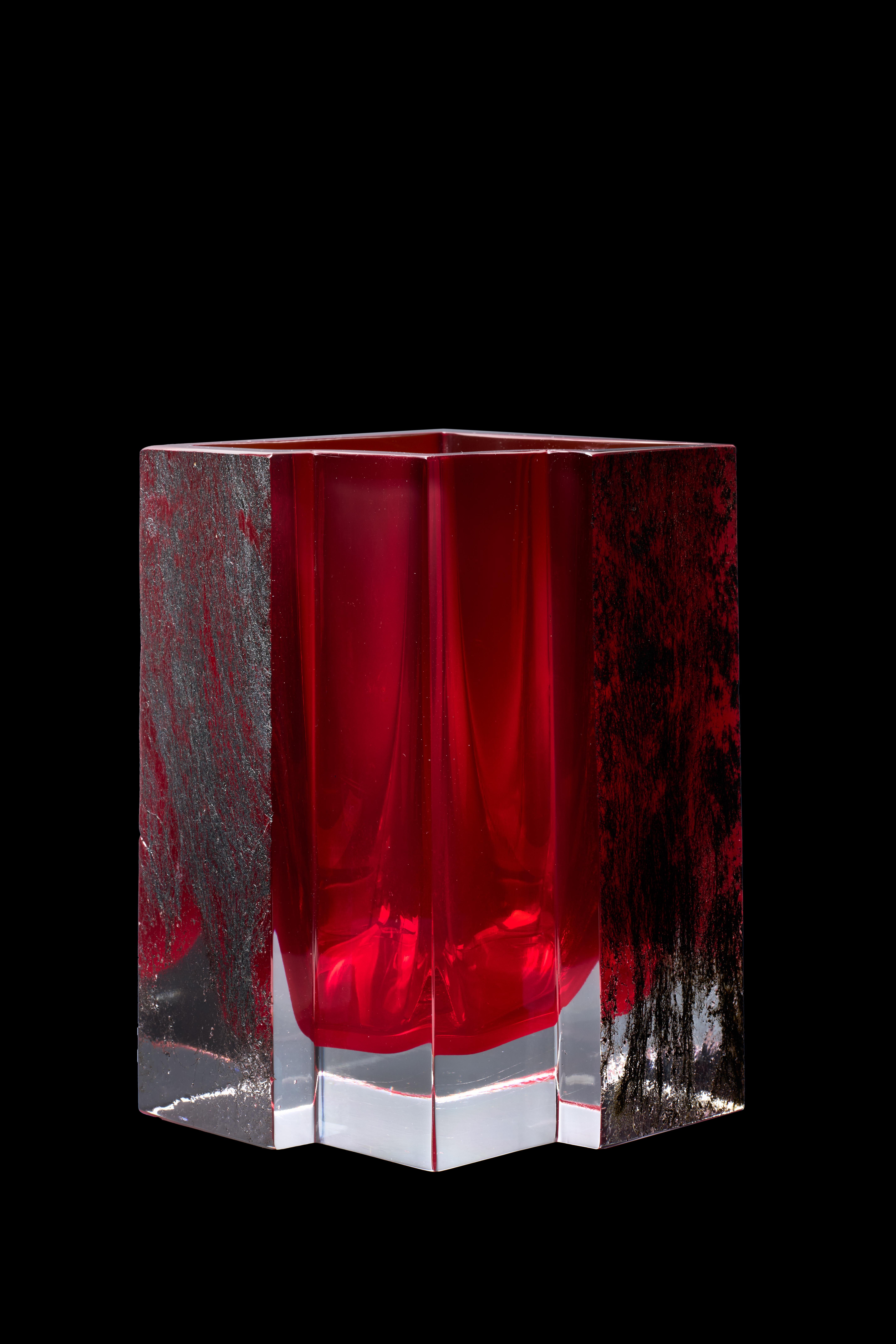 Umgeben von roter Vase von Paolo Marcolongo (Sonstiges) im Angebot