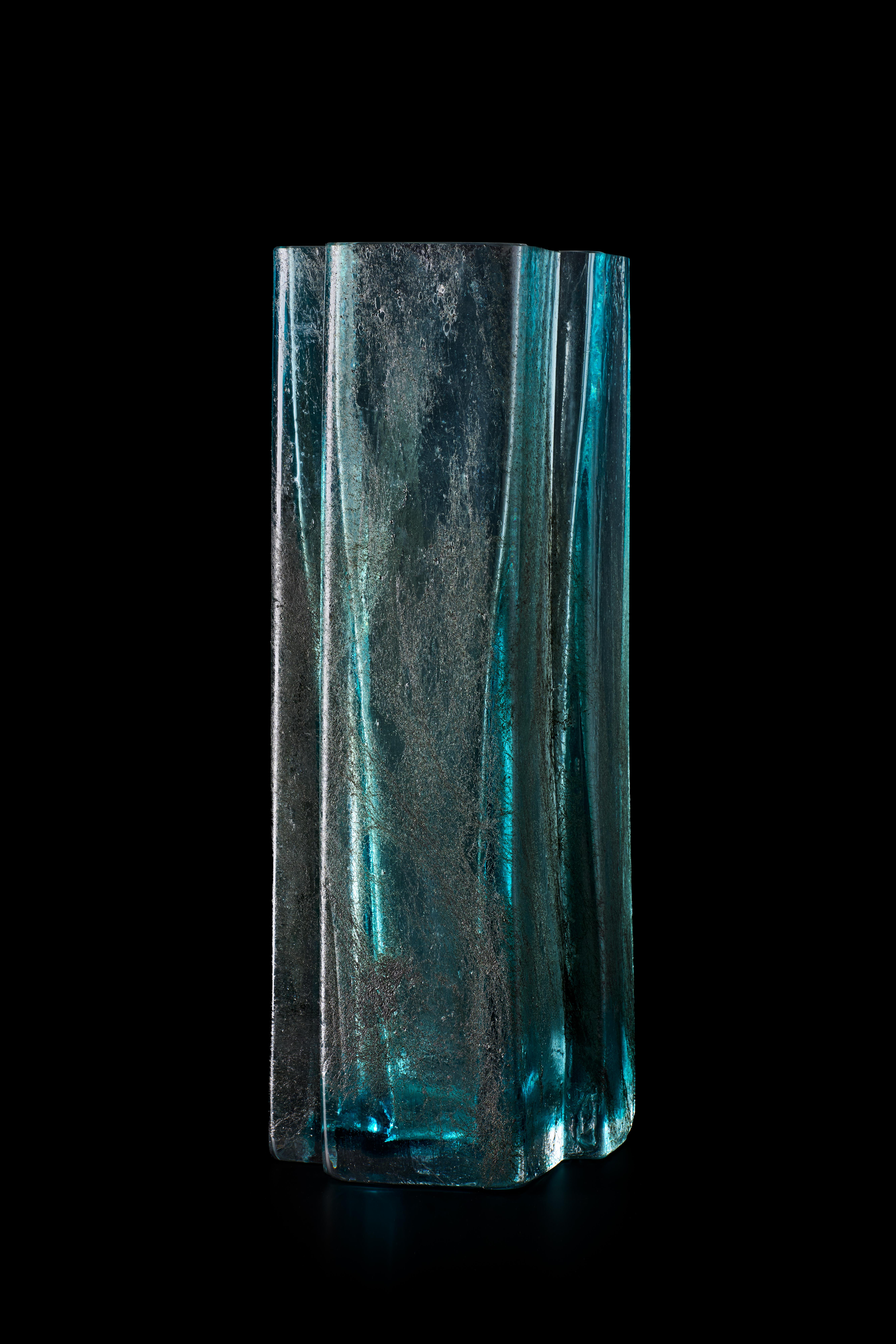 Umgeben von Himmelsvase von Paolo Marcolongo
Abmessungen: T 47,3 x B 16,7 x H 17 cm 
MATERIALIEN: Murano-Glas und Eisen. 


Paolo Marcolongo wurde 1956 in Padua geboren, er besuchte das Kunstgymnasium 