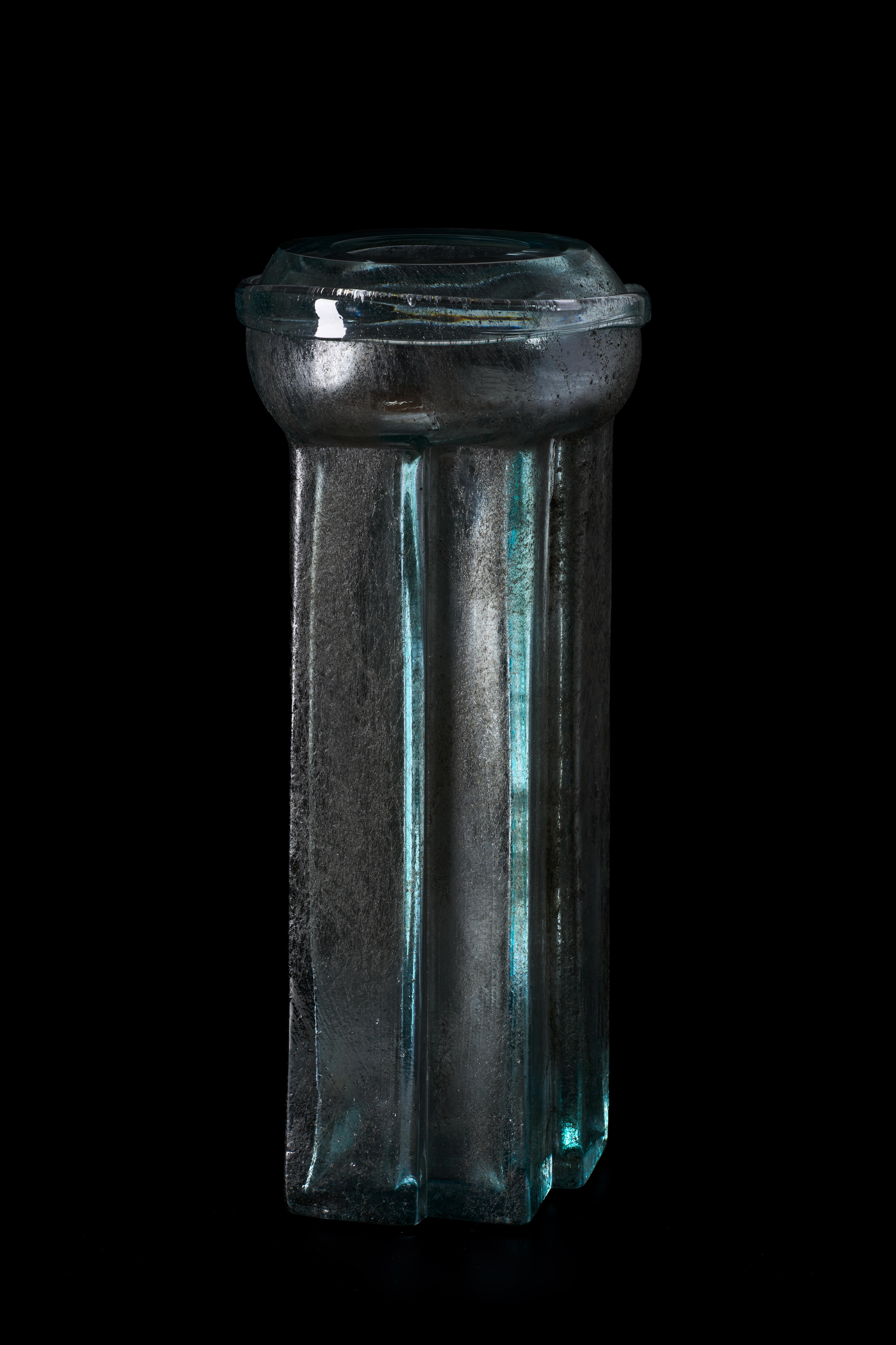 Vaso Surrounded by Sky di Paolo Marcolongo
Dimensioni: D 59 x L 27 x H 24 cm 
Materiali: Vetro di Murano e ferro. 


Paolo Marcolongo è nato a Padova nel 1956, ha frequentato il Liceo Artistico 