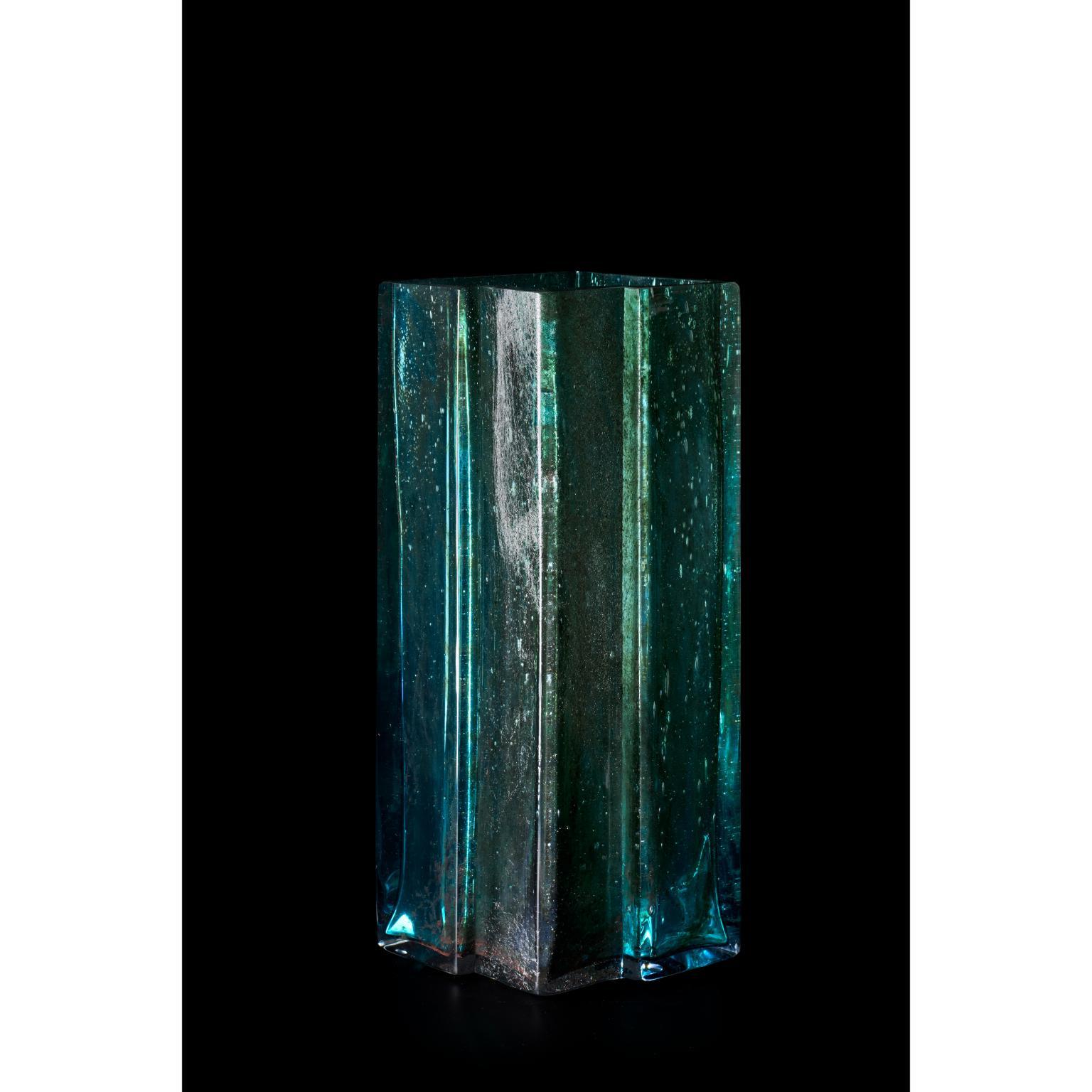 Jarrón Rodeado de Cielo de Paolo Marcolongo
Dimensiones: P 42,2 x An 16,2 x Al 16,2 cm 
Materiales: Cristal de Murano y Hierro. 


Paolo Marcolongo nació en Padua en 1956, asistió a la Escuela Superior de Arte 