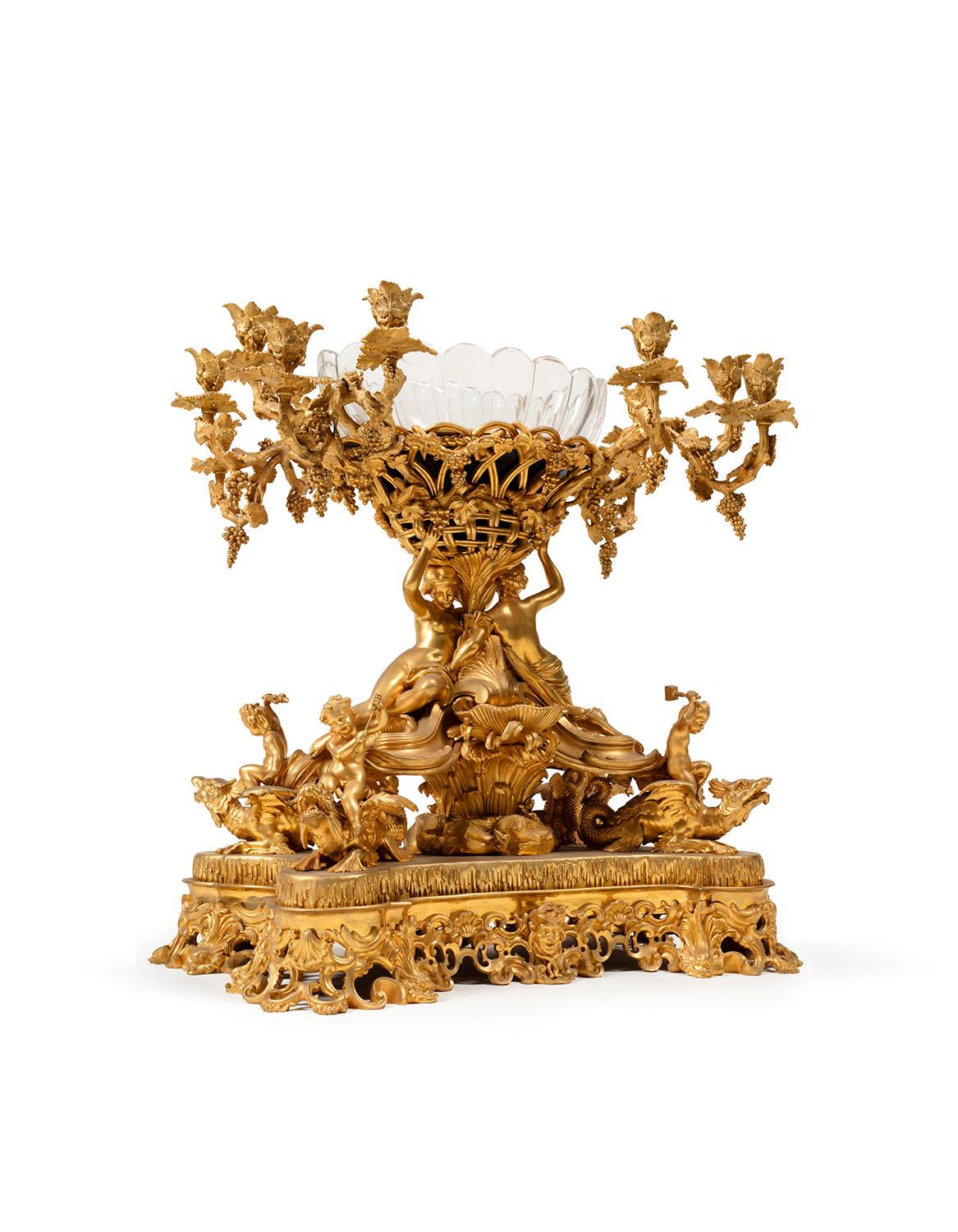 Surtout de table  vergoldete Bronze im Stil Louis XVI nach dem Werk von GOUTHIERE
Dieses hochwertige Werk ist ein Meisterwerk eines Pariser Bronzierers seiner Zeit, wahrscheinlich von einem der besten Namen dieser Zeit. Die Feinheit der Ausführung