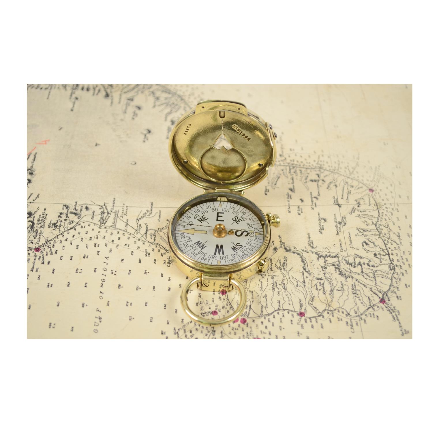Rare magnetic nautical survey compass, brass, Cruchon & Emons Berne Swiss made in 1918 for U.S. Engineer Corps. This is a small compass, diameter 5.3 cm - 2 inches, height 1.8 cm - 0.7 inches. It is equipped with a sighting system with goniometric