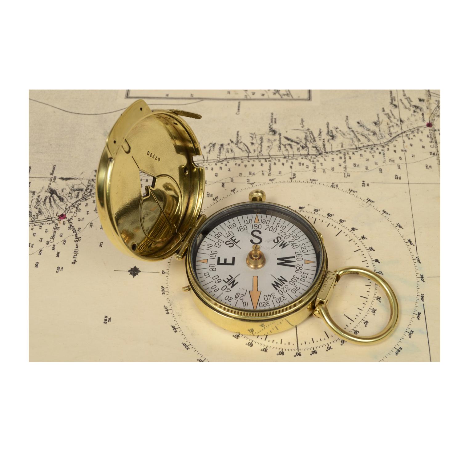 Rare magnetic compass for nautical detection, of brass, signed Cruchon & Emons Berne n. 67770 of 1918 made for the U.S Engineer Corps. It is a small compass, diameter 5.3 cm - 2.1 inch, height 1.8 cm, 0.6 inch; typically used in recreational