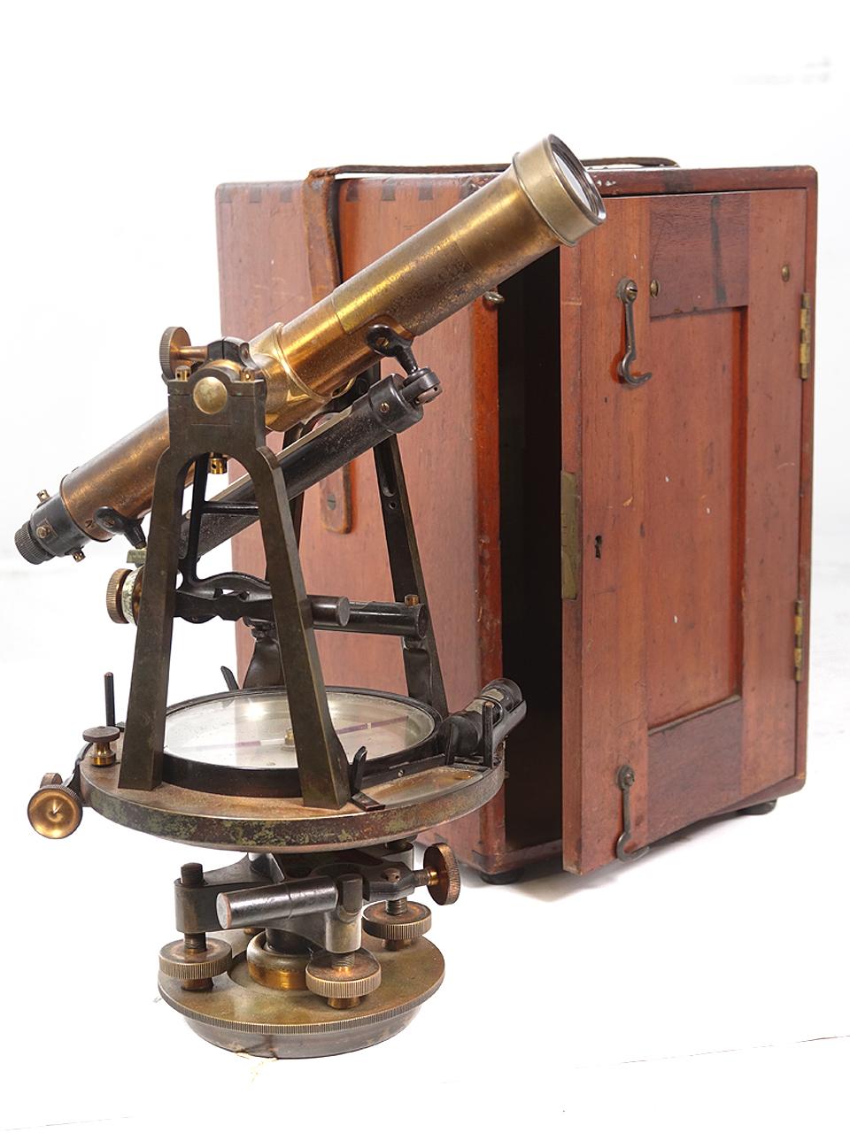 The item for sale is an original vintage CL bergère brass transit, made in Boston, USA. It dates to the late 19th century and includes the original case and signed tripod.