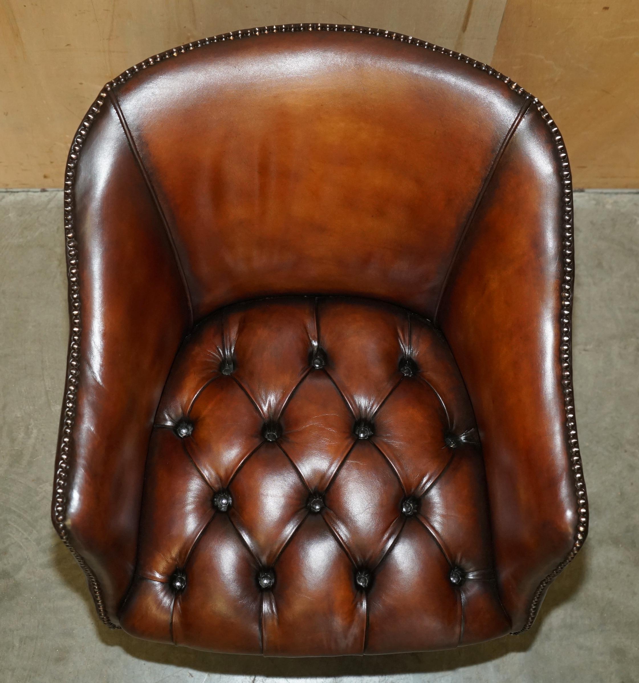 ÜBERLEBENDER DES DEUTSCHEN LUFTANGRIFFS VON 1940 RESTORIERTEN ViCTORIANISCHEN CHESTERFIELD KAPITÄNSSTUHL (19. Jahrhundert) im Angebot