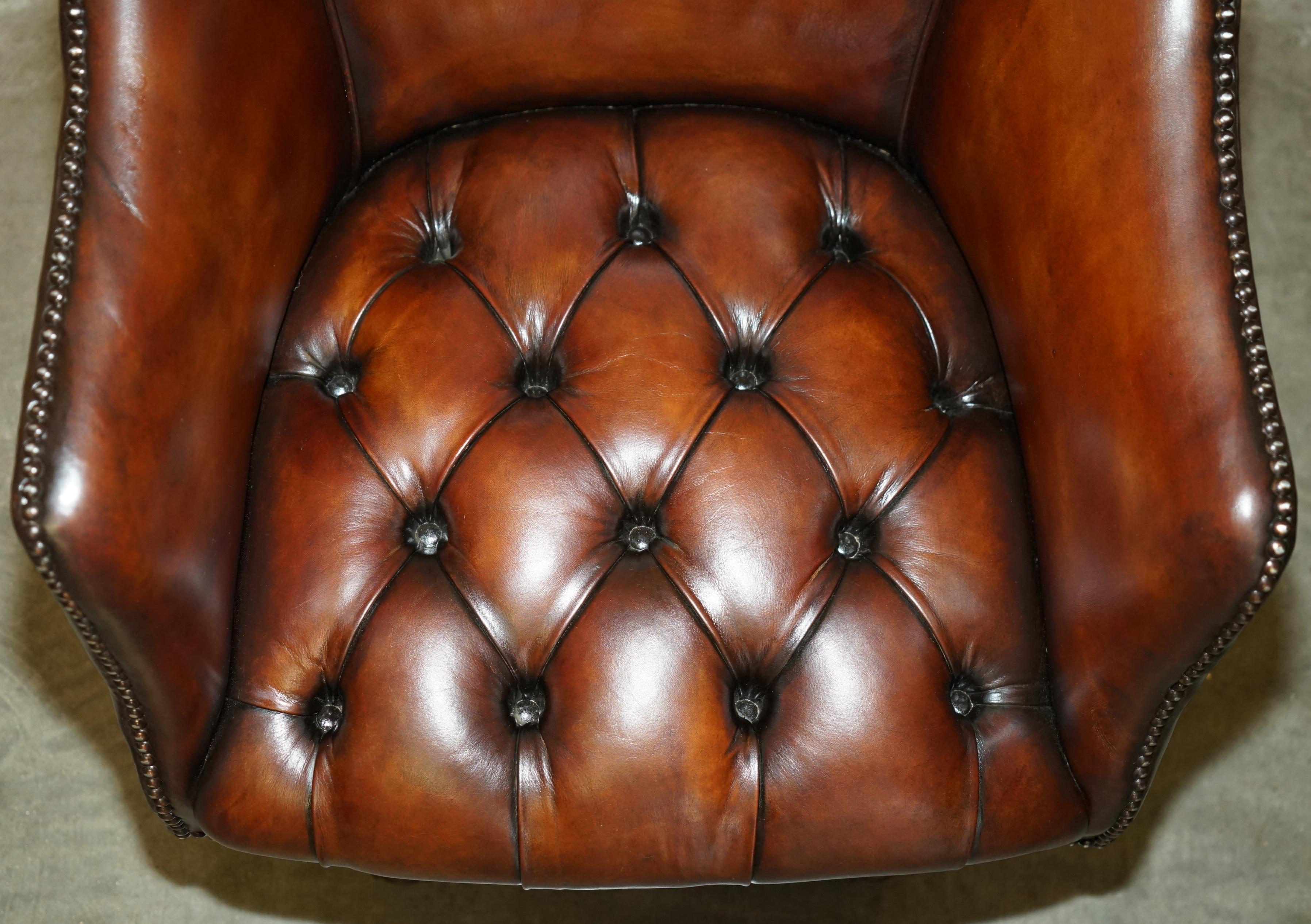 ÜBERLEBENDER DES DEUTSCHEN LUFTANGRIFFS VON 1940 RESTORIERTEN ViCTORIANISCHEN CHESTERFIELD KAPITÄNSSTUHL (Leder) im Angebot