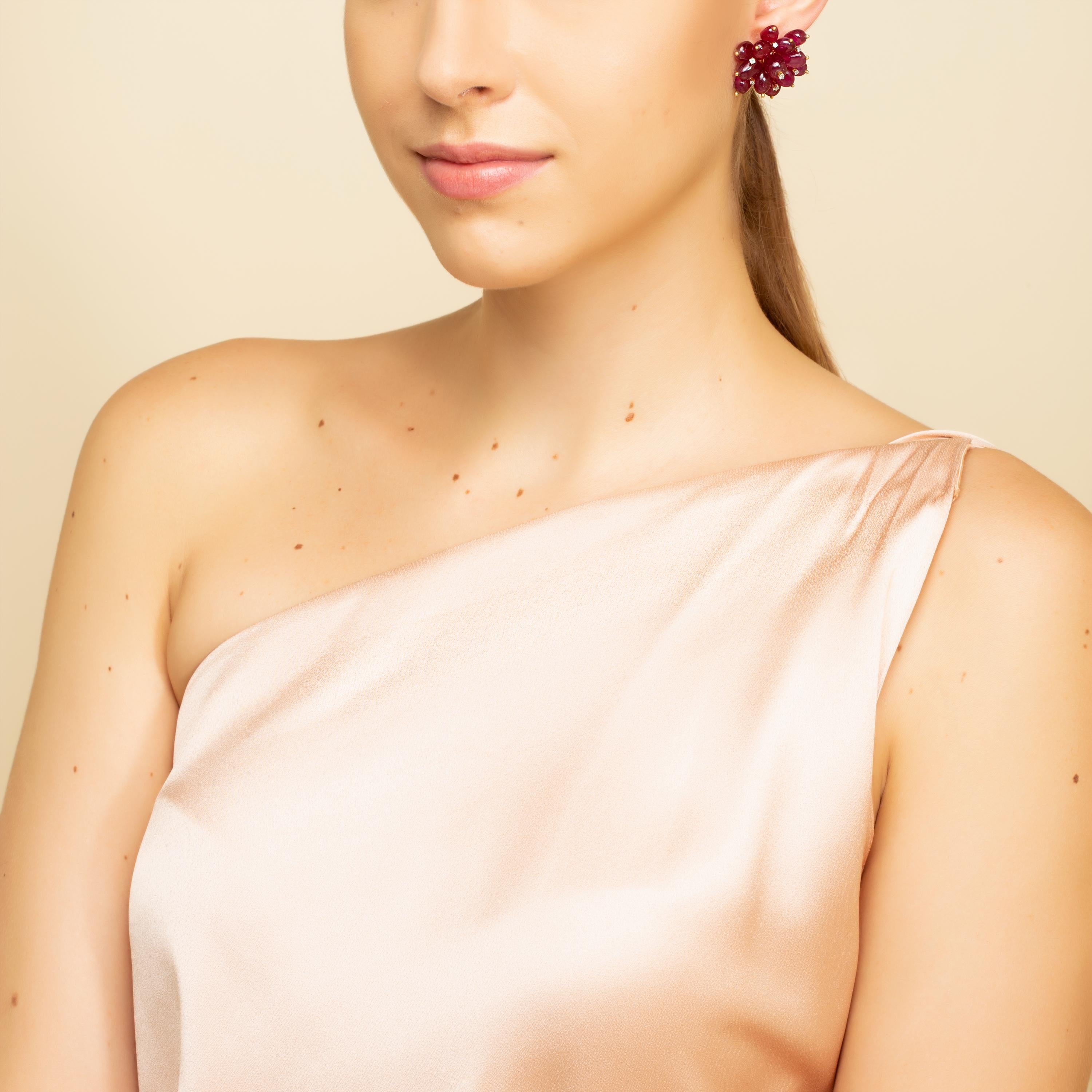 Taille brillant Srya Boucles d'oreilles fleur de soleil II en or 14 carats avec rubis et diamants en vente