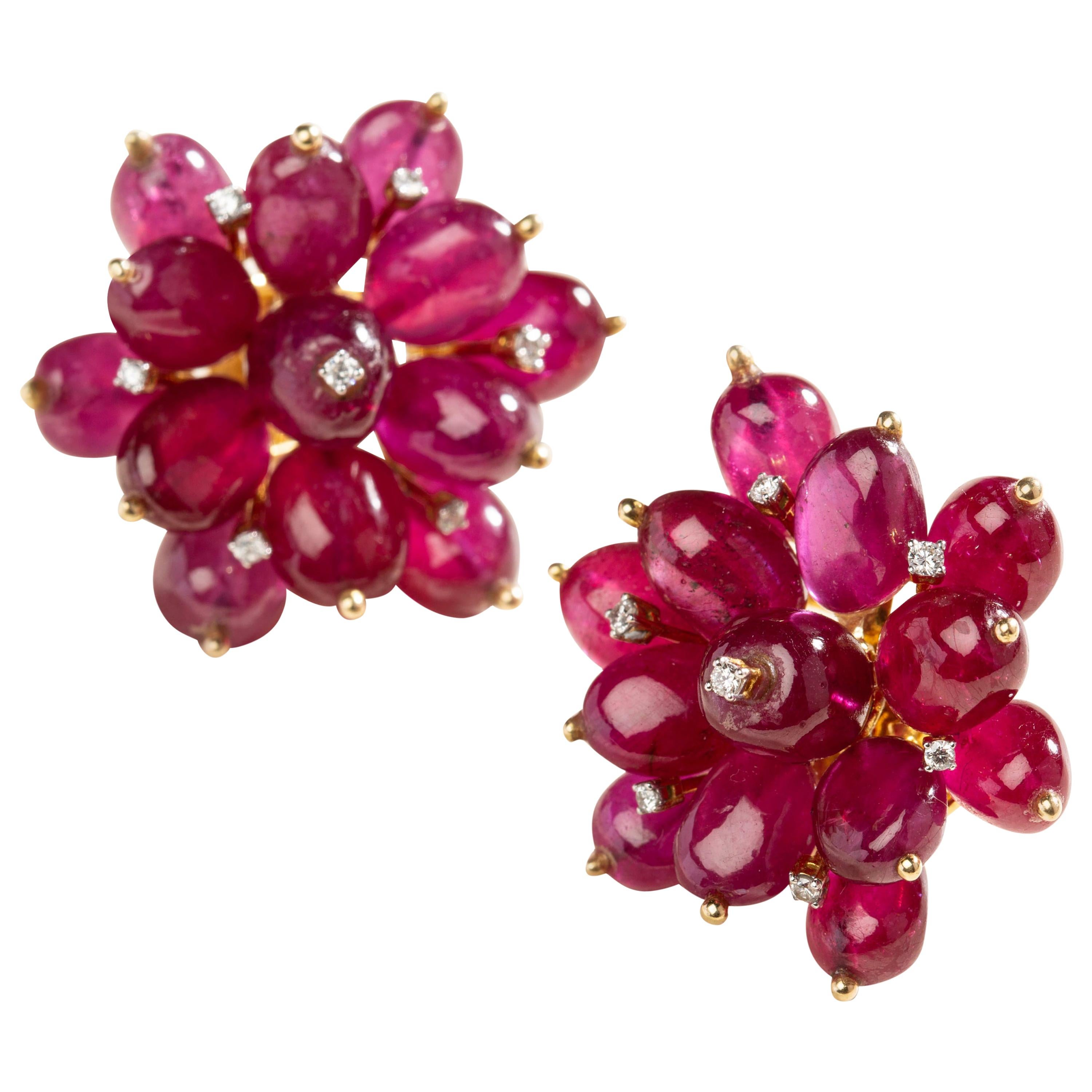 Srya Boucles d'oreilles fleur de soleil II en or 14 carats avec rubis et diamants en vente