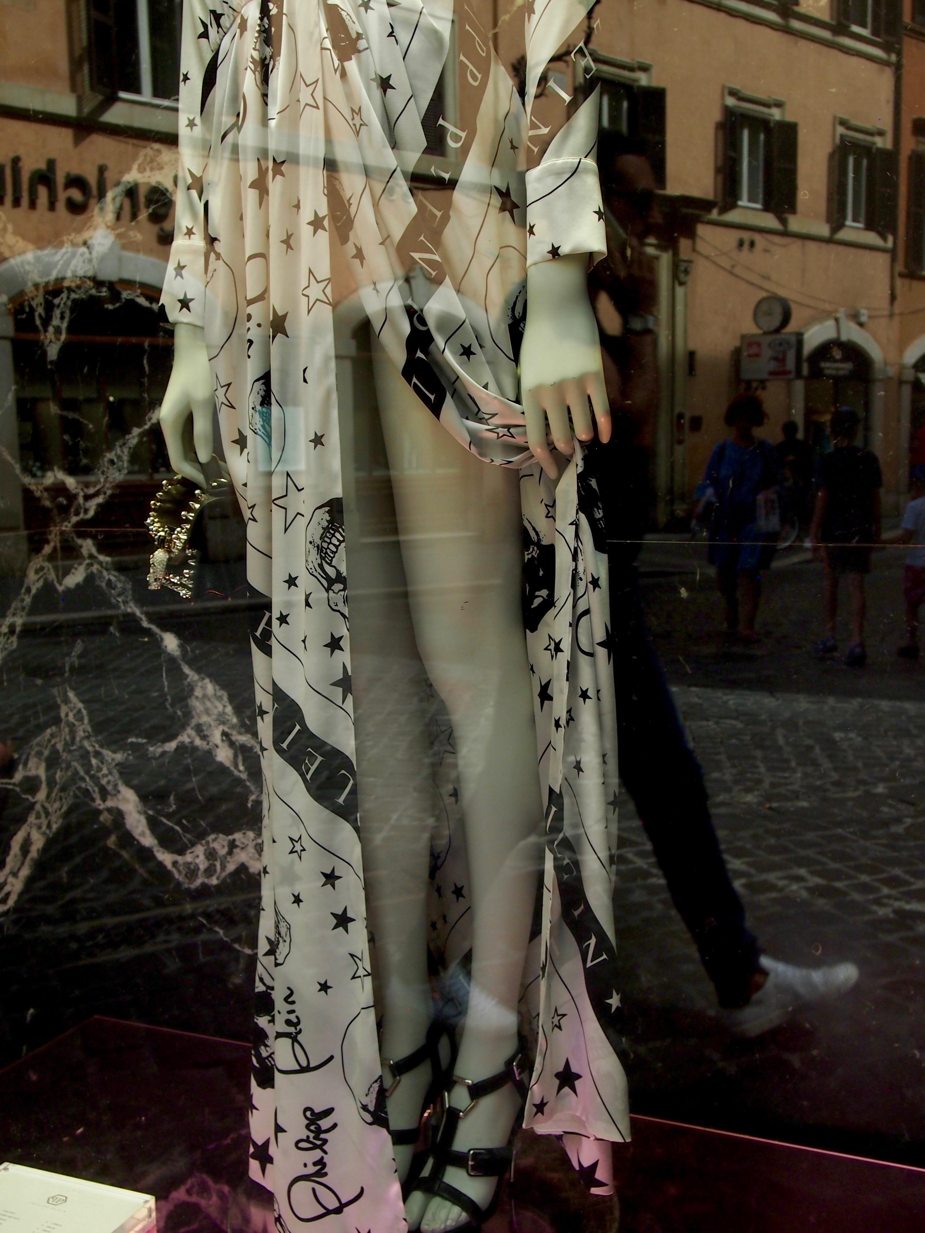 Susan Aurinko Color Photograph - Third Foot, Rome