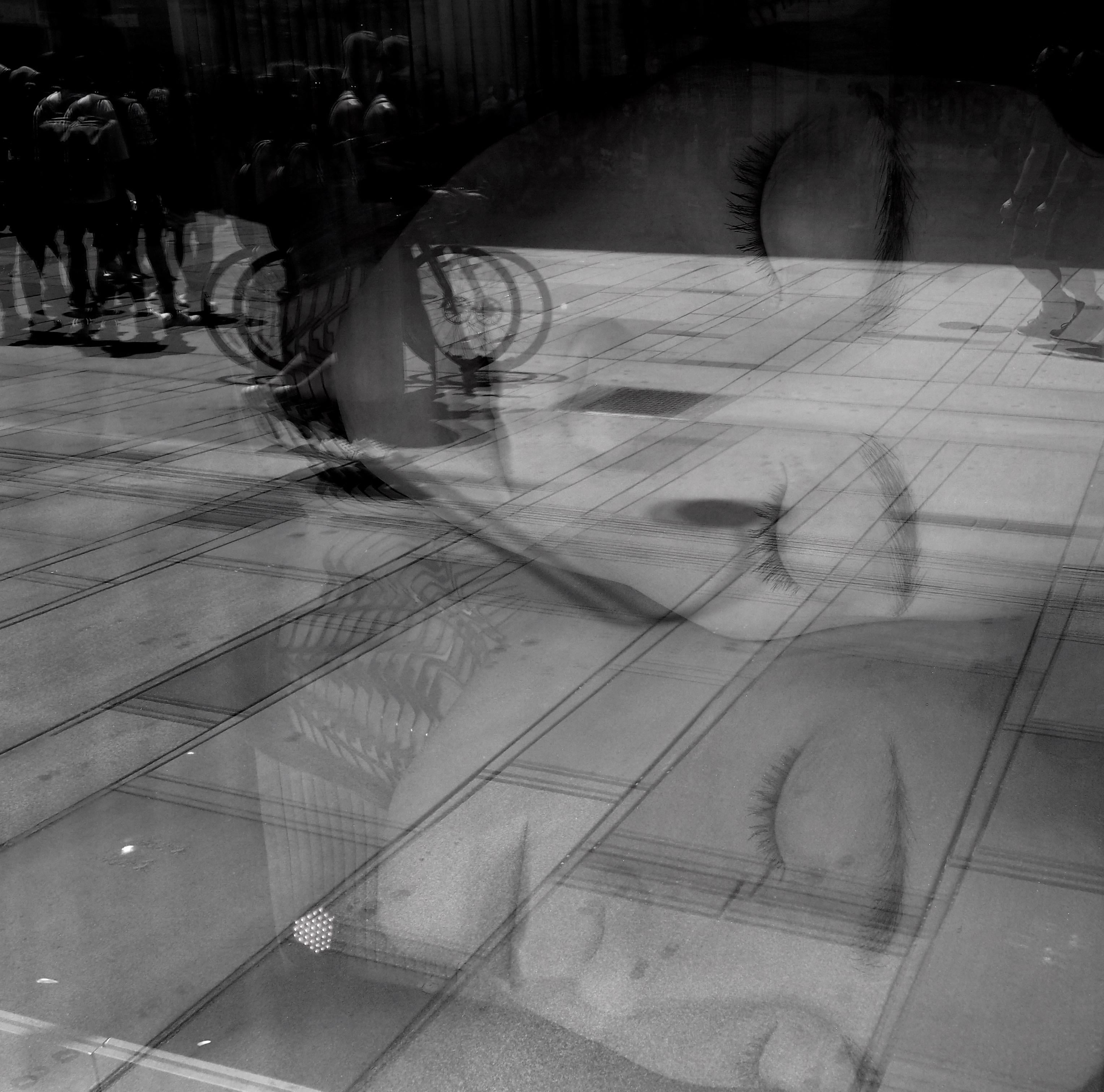 Susan Aurinko Black and White Photograph – Wheels, Wien