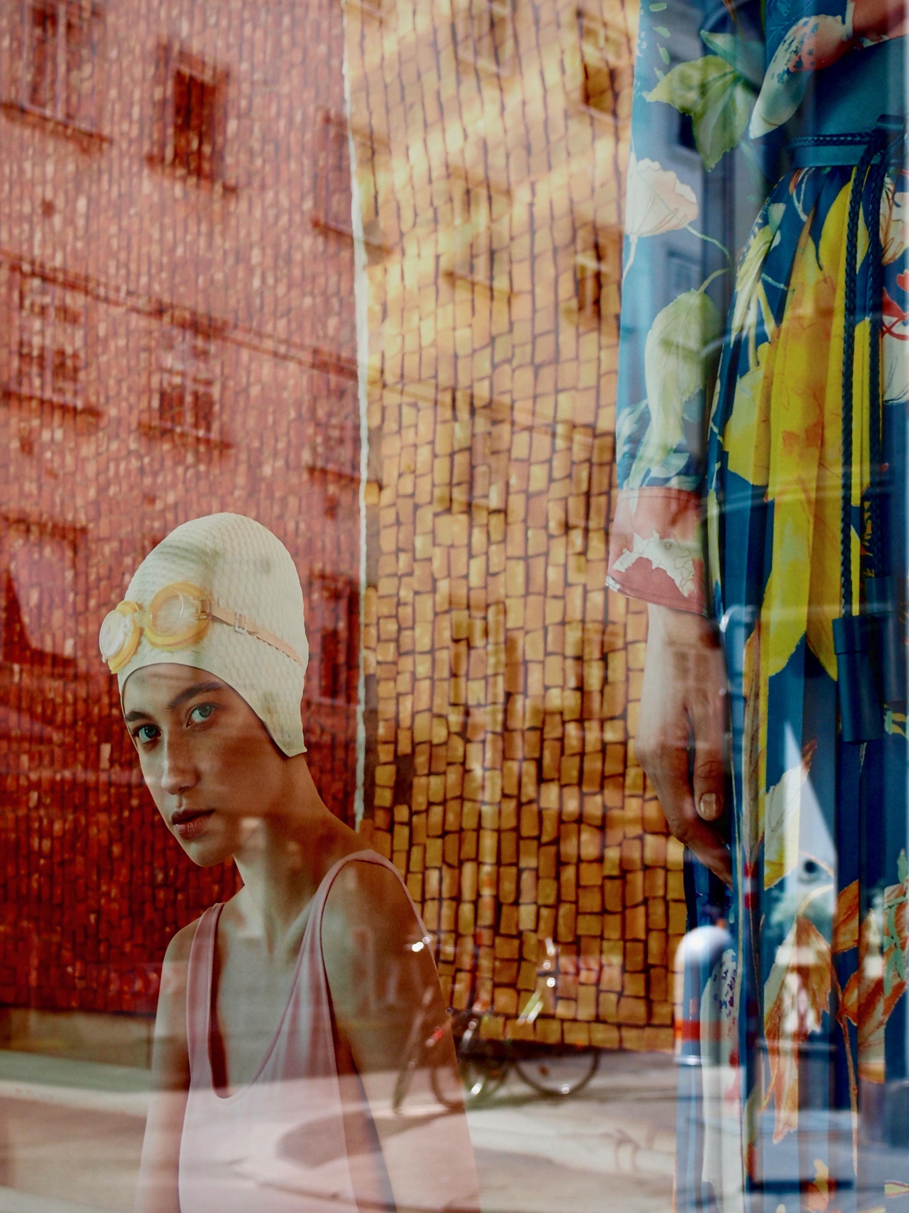Susan Aurinko Color Photograph – Gelbe Schutzbrille, Wien