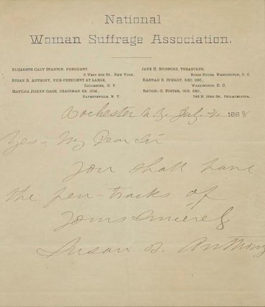 Viene presentata una lettera originale autografata, firmata dall'attivista per i diritti delle donne Susan B. Anthony. La lettera, firmata su un foglio parziale della carta intestata della National Woman Suffrage Association, è datata 21 luglio