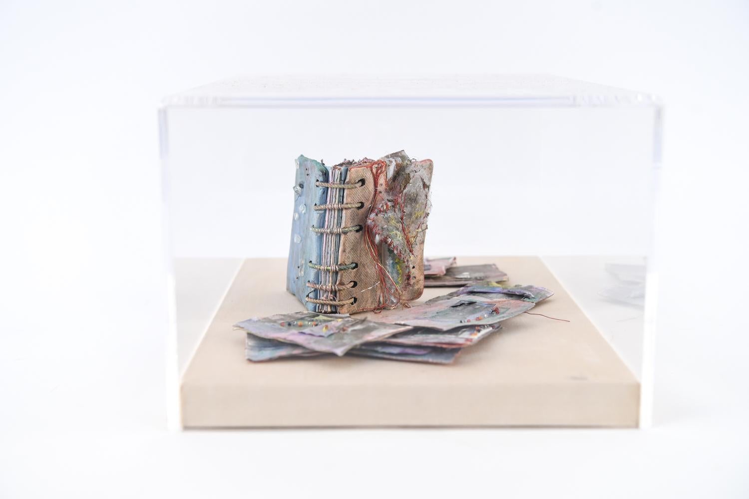 Susan Bland, „Scrapbook #1“, Original-Kunstkomposition in Vitrine, 1986 im Zustand „Gut“ im Angebot in Norwalk, CT