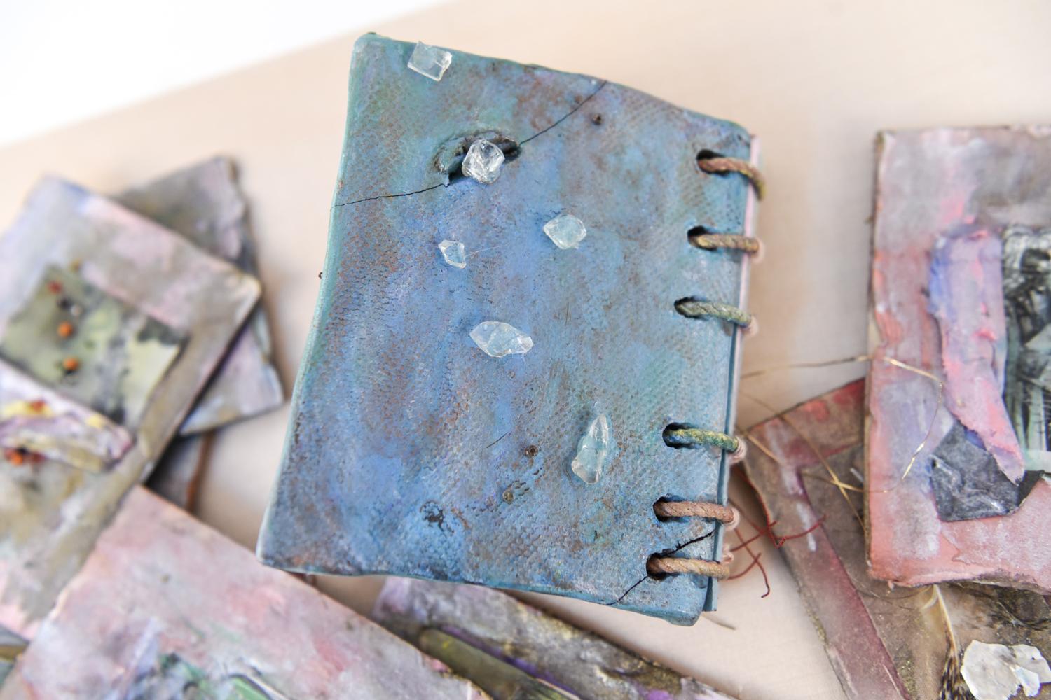 Susan Bland, „Scrapbook #1“, Original-Kunstkomposition in Vitrine, 1986 (Ende des 20. Jahrhunderts) im Angebot