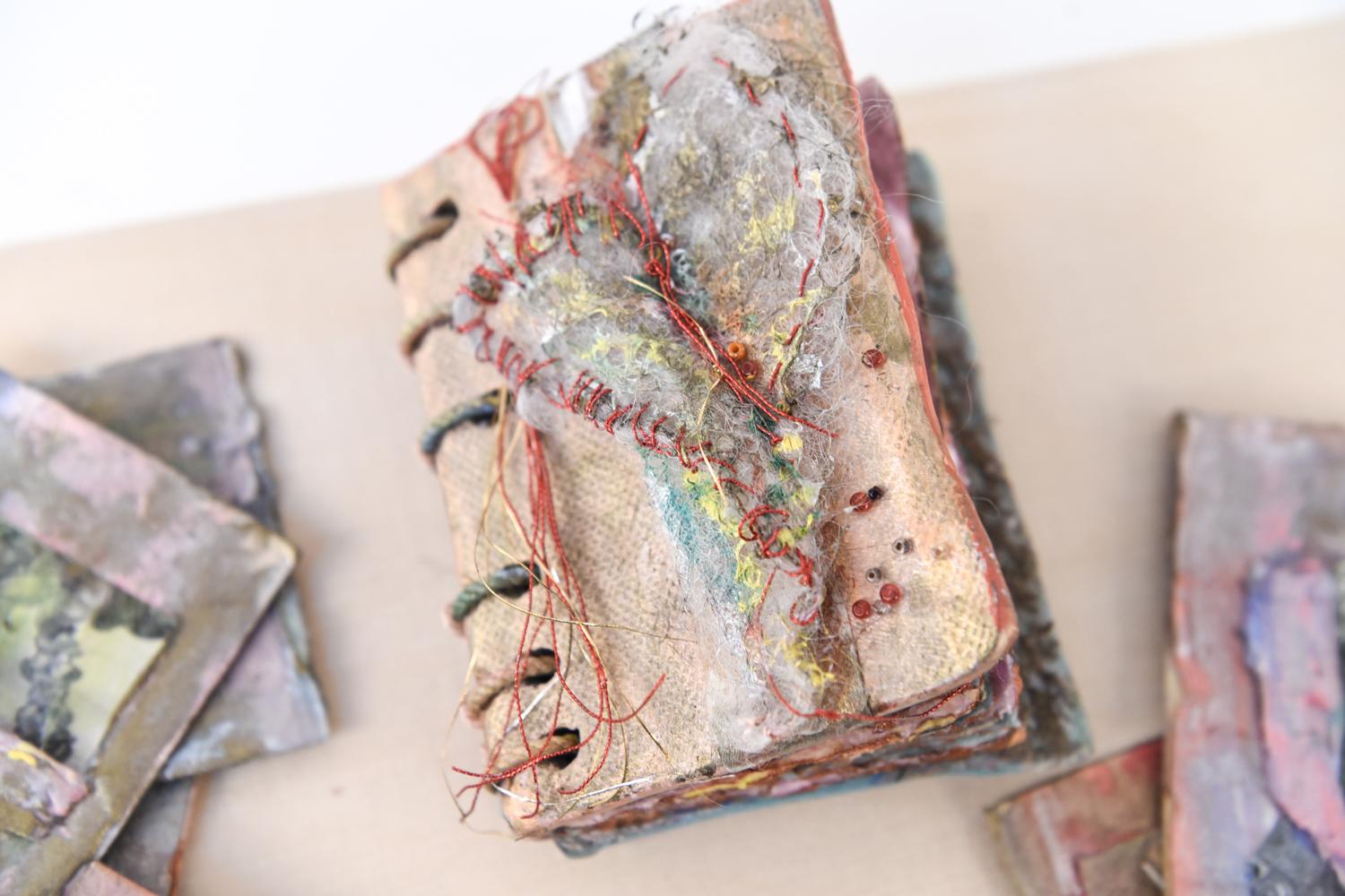 Susan Bland, „Scrapbook #1“, Original-Kunstkomposition in Vitrine, 1986 im Angebot 1