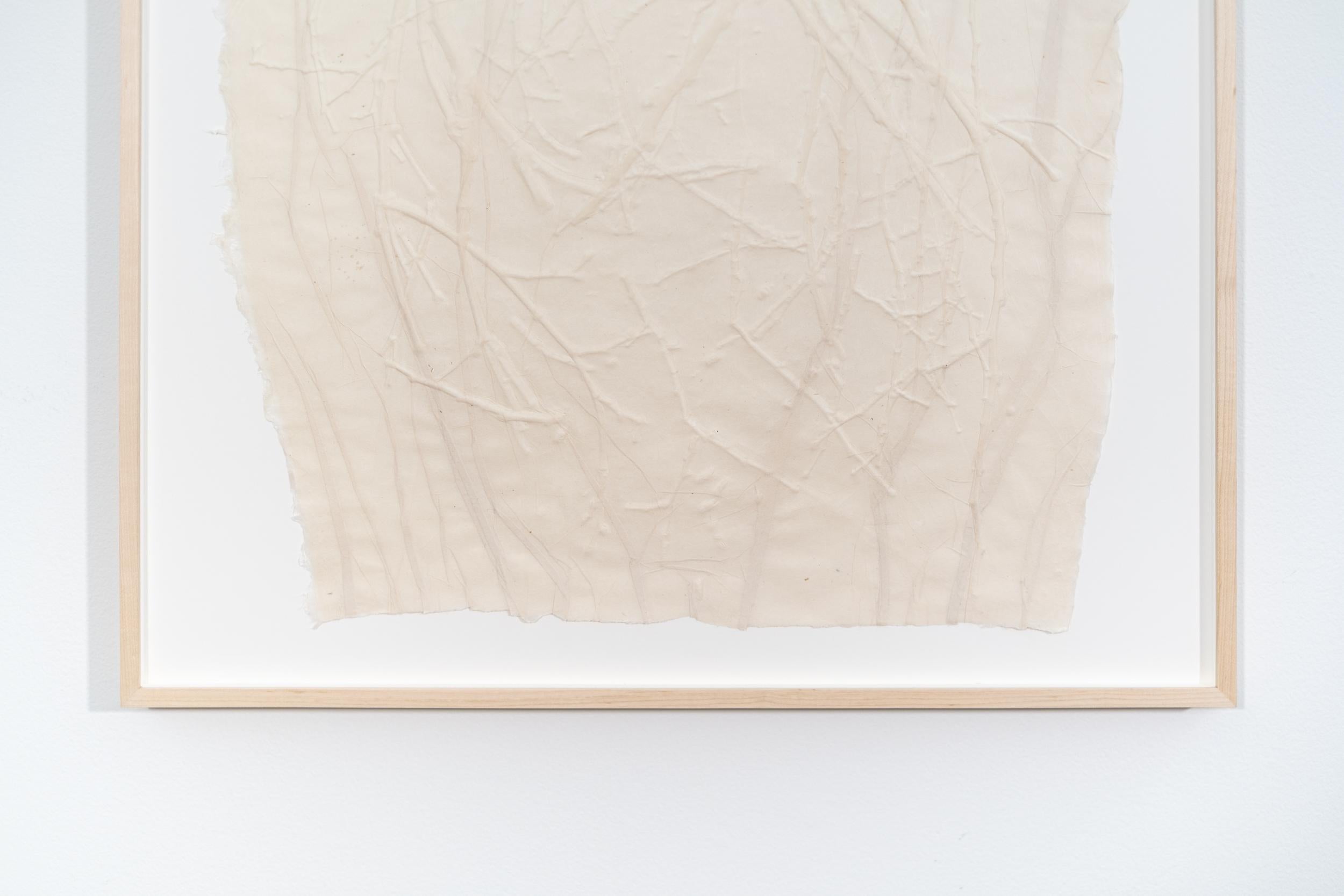 Pergamentserie XXXlV – abstrakter, geprägter, Monodruck auf Pergamentpapier im Angebot 2