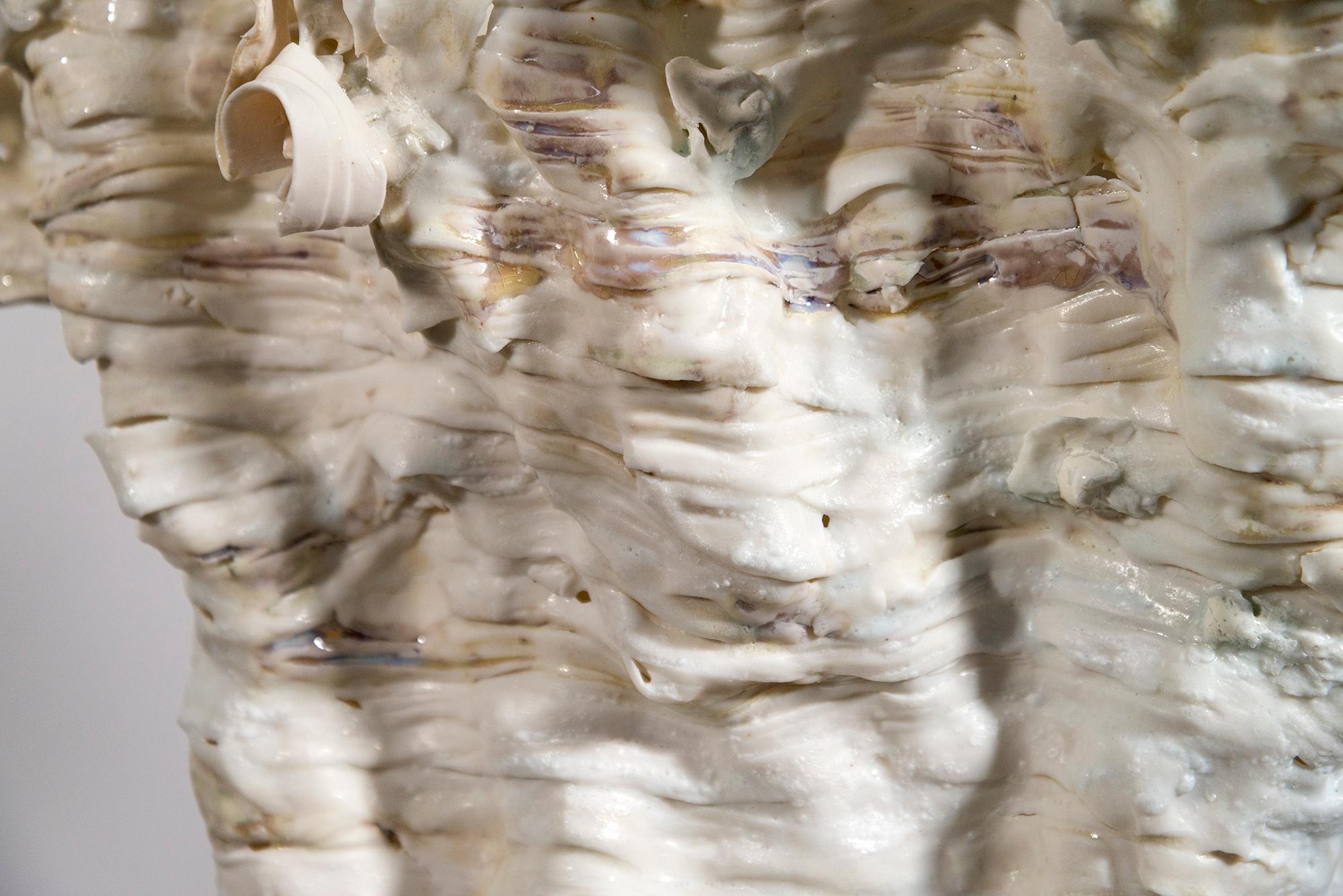 Gleam - escultura contemporánea de porcelana crema esculpida a mano en venta 6