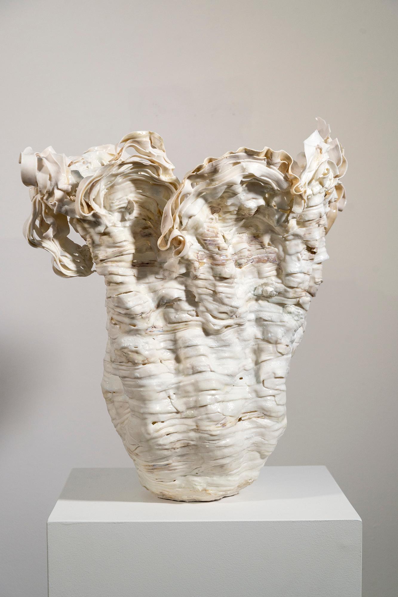 Gleam - escultura contemporánea de porcelana crema esculpida a mano - Sculpture de Susan Collett
