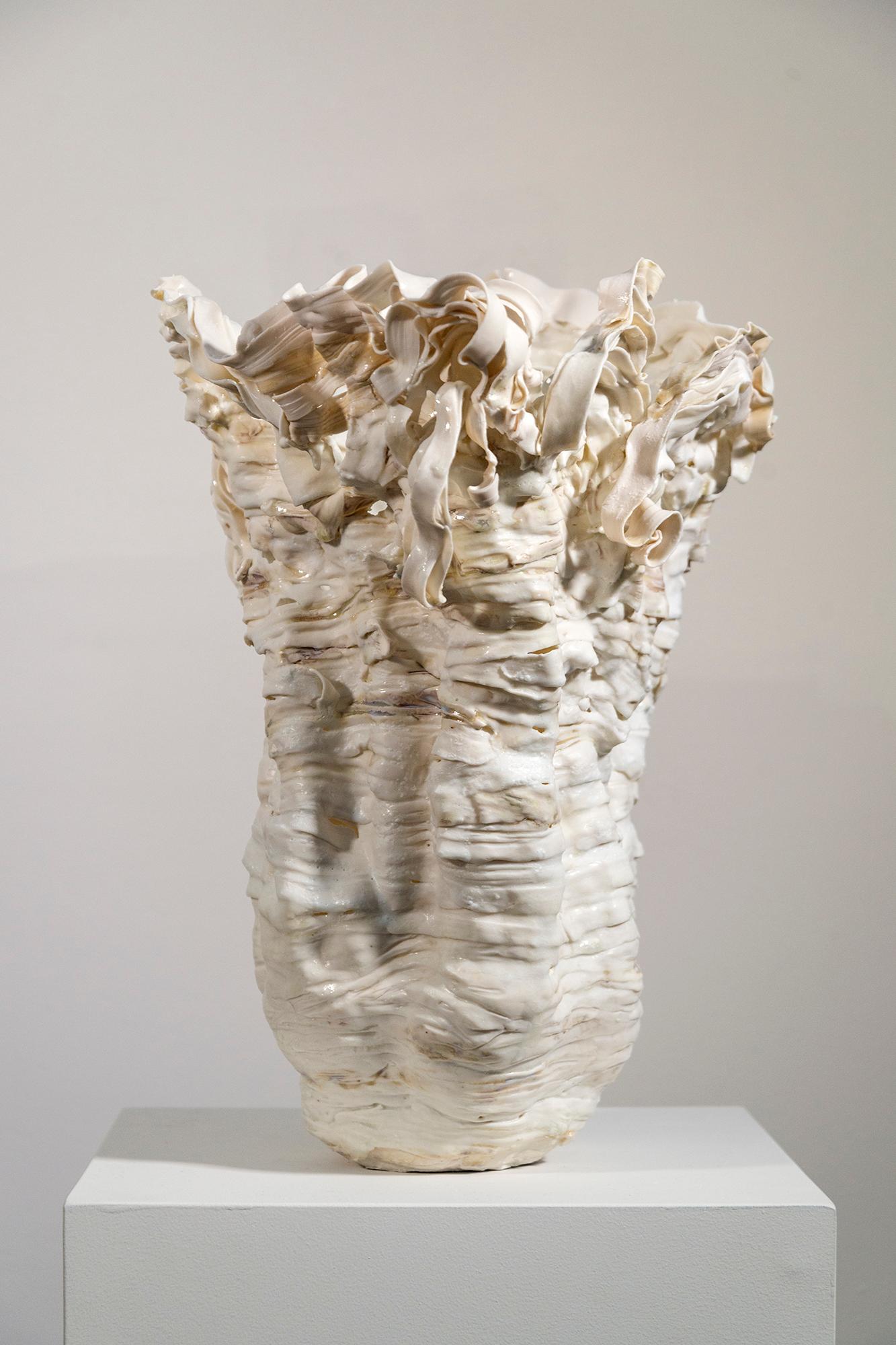Gleam - escultura contemporánea de porcelana crema esculpida a mano - Sculpture Contemporáneo de Susan Collett