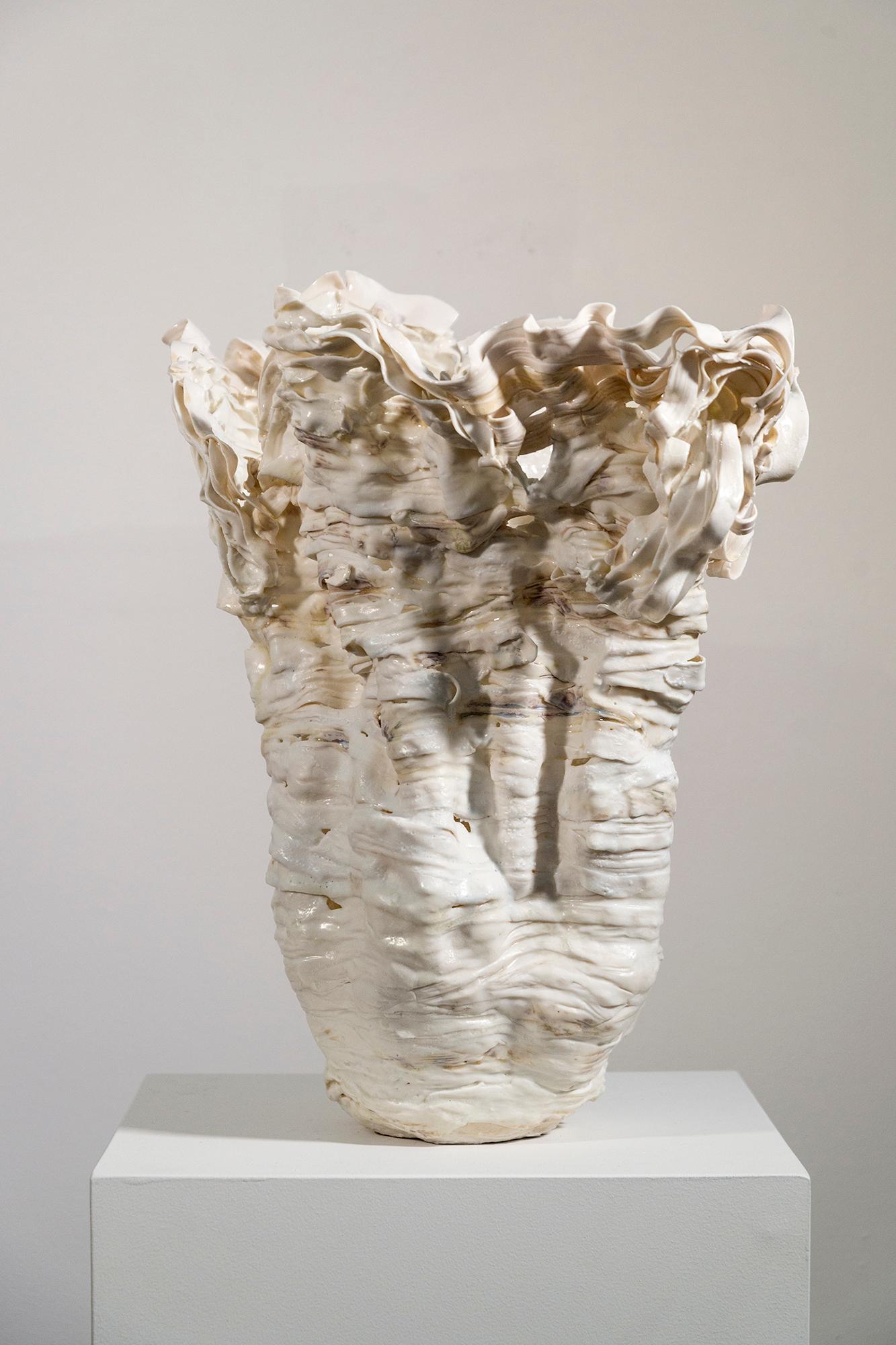Gleam - escultura contemporánea de porcelana crema esculpida a mano - Abstract Sculpture Gris de Susan Collett