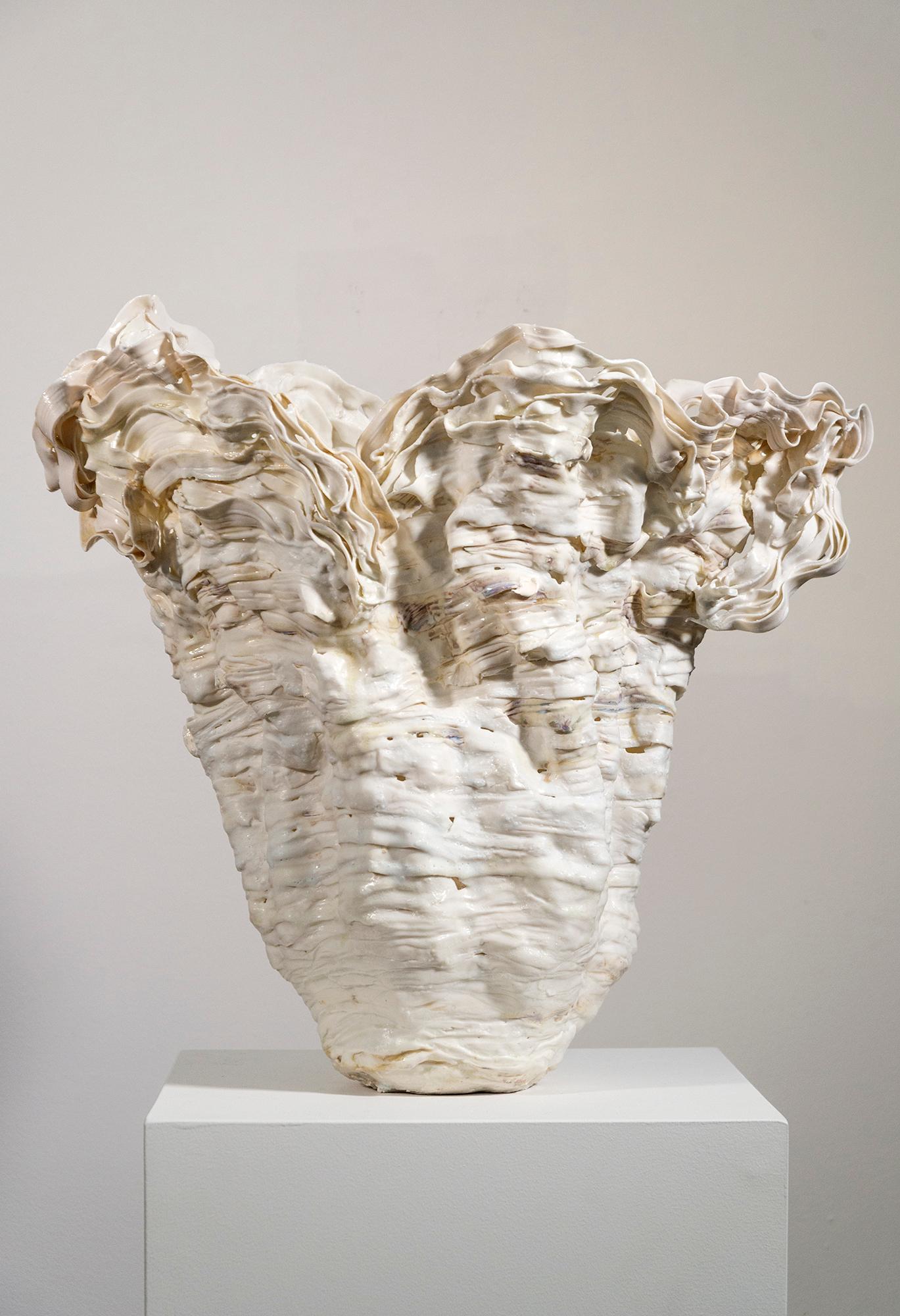 Esta vasija escultórica contemporánea de porcelana para interiores fue realizada por Susan Collett.

Las exquisitas vasijas de porcelana hechas a mano de Susan Collett le han granjeado elogios y atención internacionales. Inspiradas en las formas y